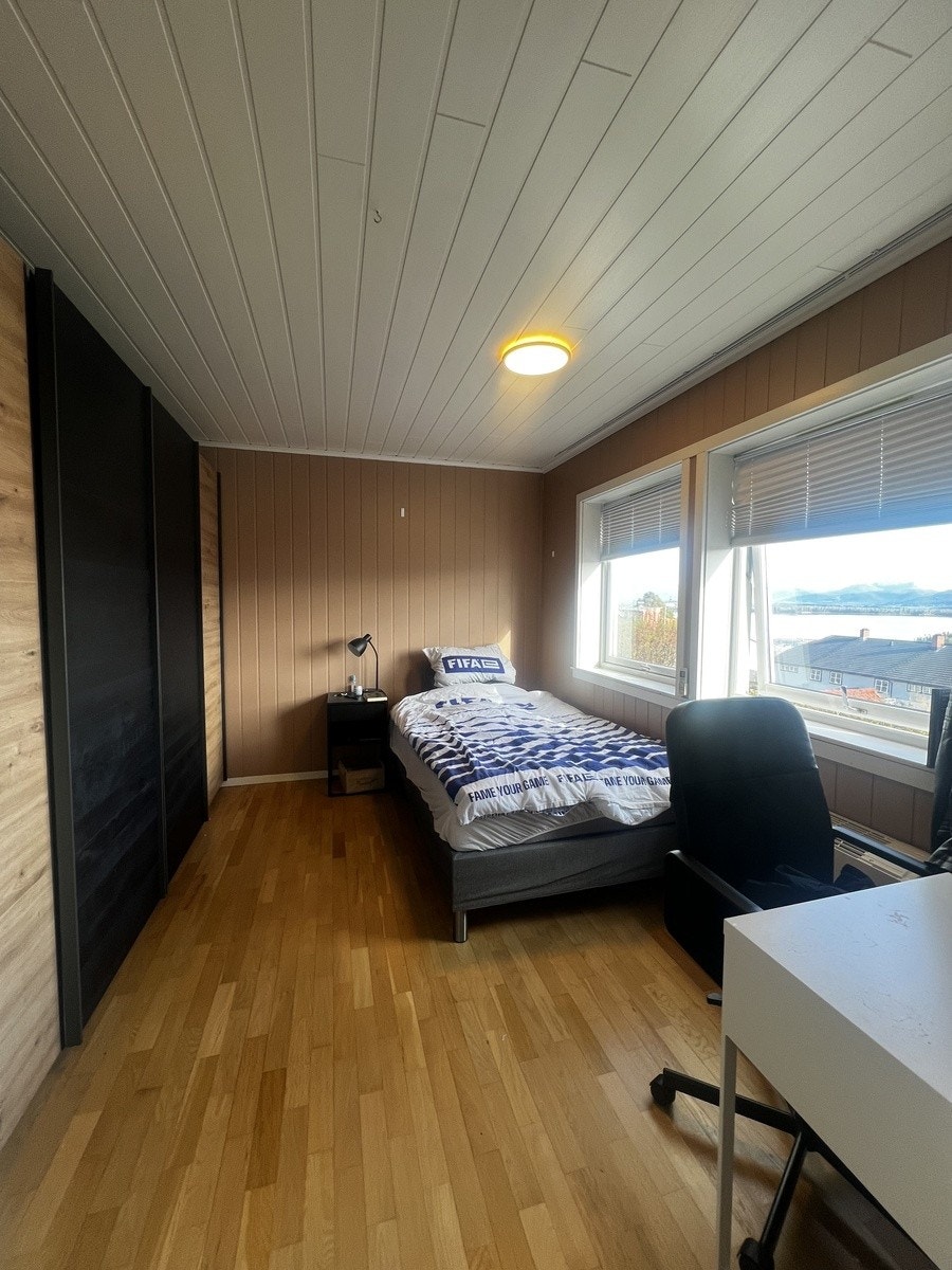 Møblert med seng, nattbord pult og stol. Galleribilde