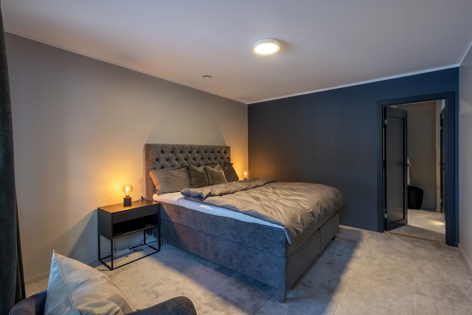 Master bedroom (soverom 3) (1. etasje) Galleribilde