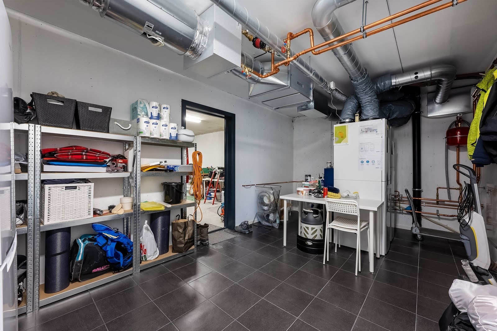 Teknisk rom med god plass (sokkeletasje) Galleribilde