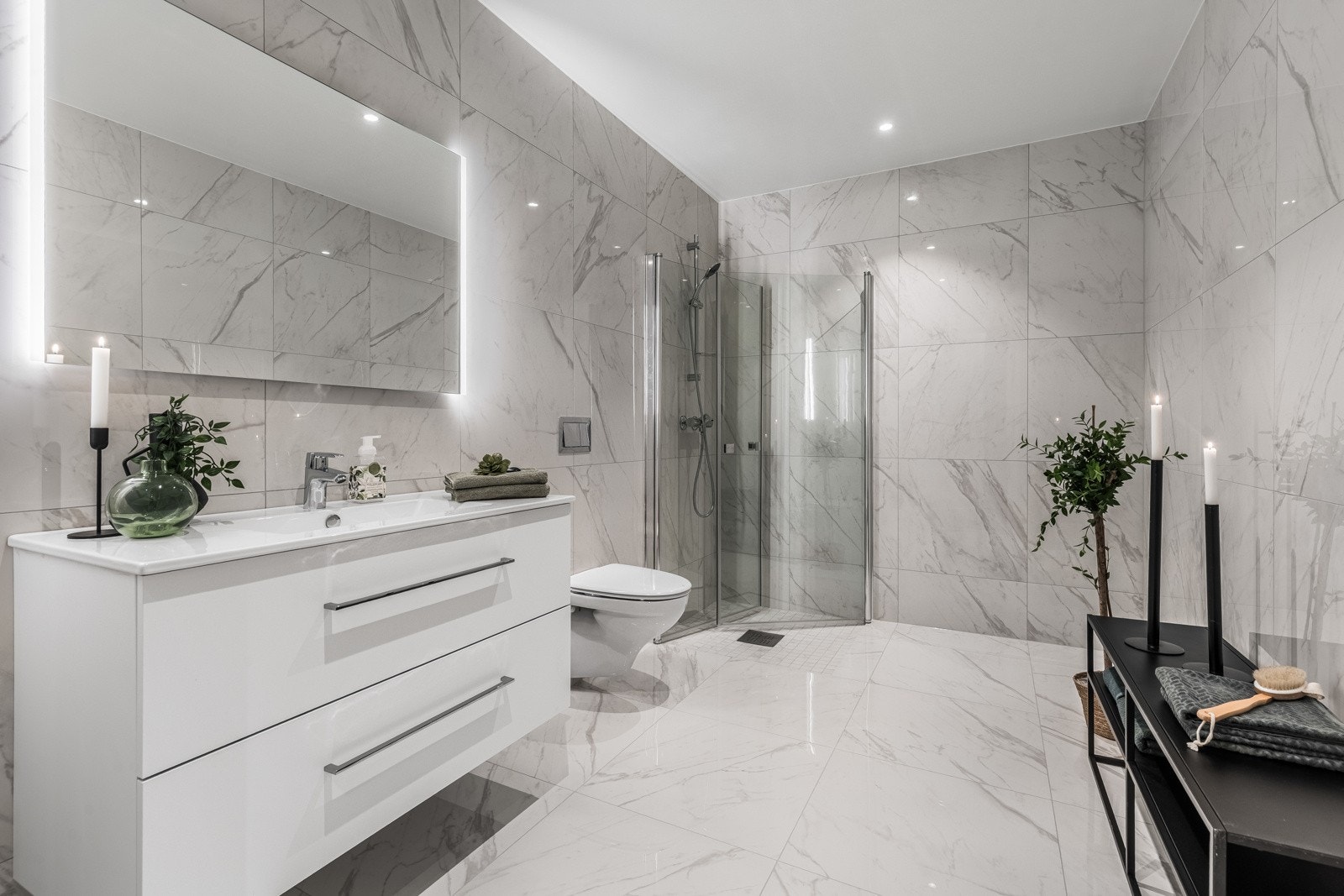 Planløsningen byr på to lekre bad, ett ved allrommet i andre etasje og ett utenfor soverommene i første etasje. Galleribilde