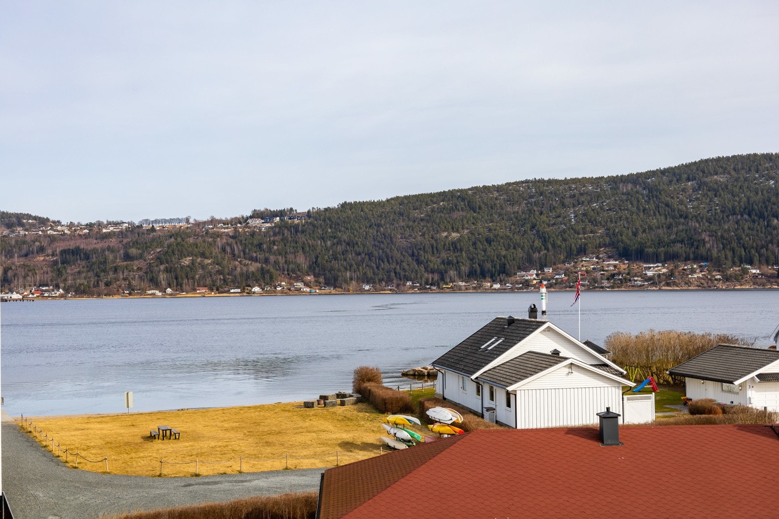 Her kan man skue utover sjøen og all idyllen. Galleribilde
