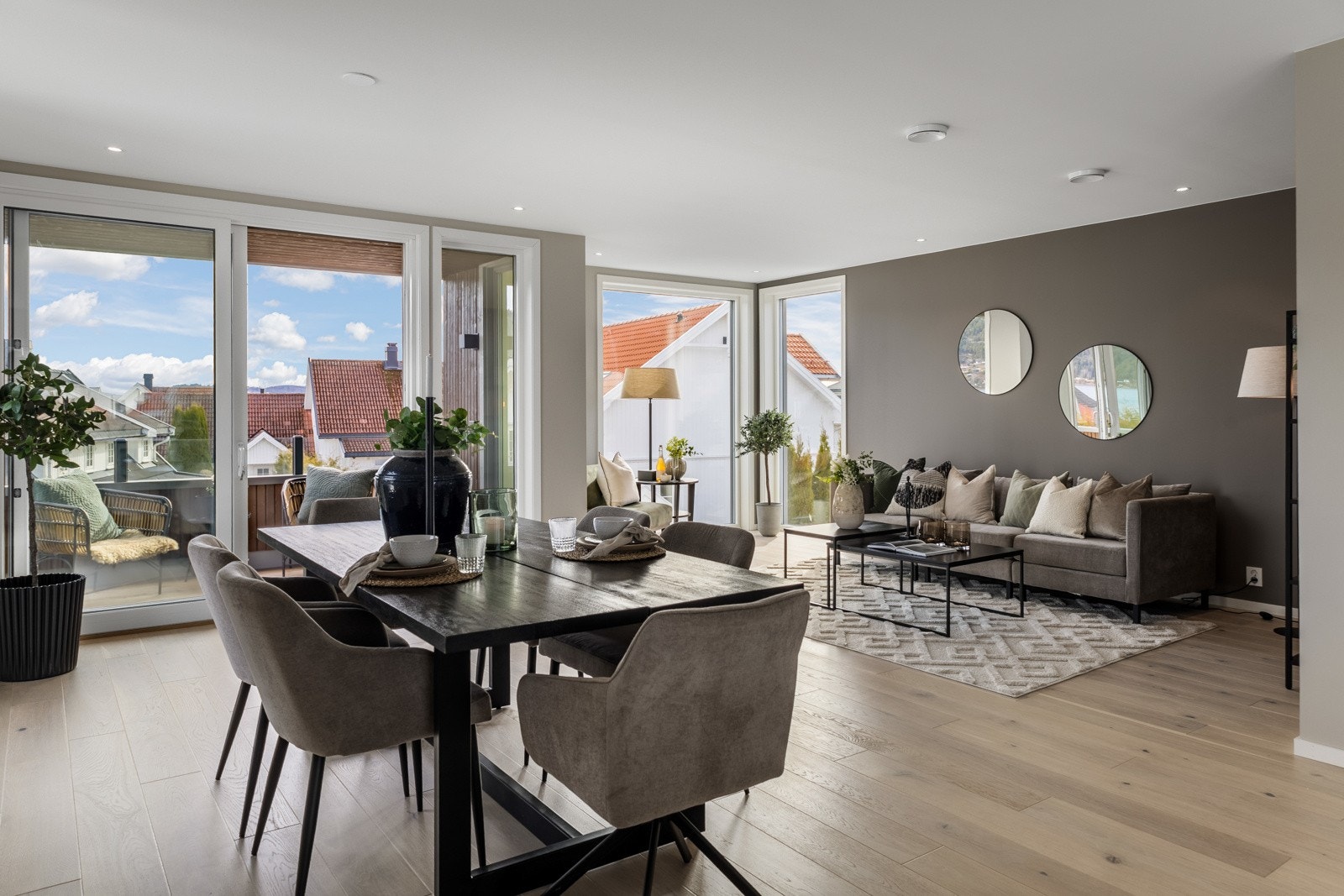 Så å si hele andre etasje består av et flott allrom med stue og kjøkken i åpen løsning. Galleribilde