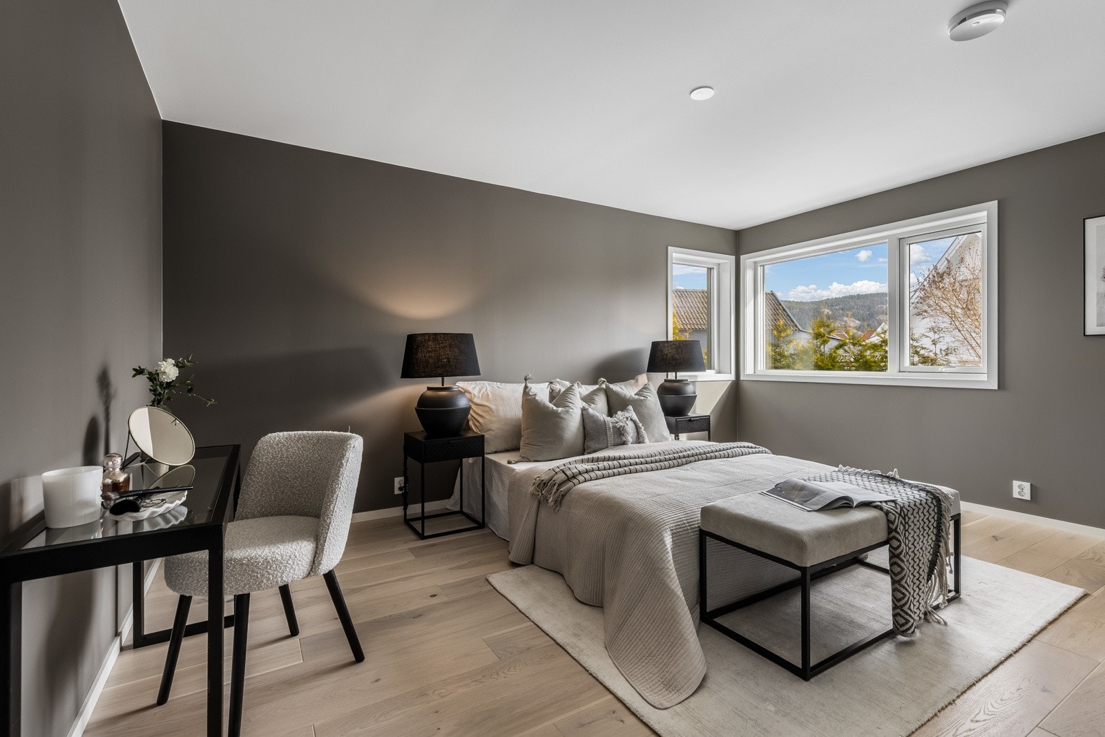 Tre stilfulle soverom ligger sammen i første etasje, meget praktisk hvis man har små barn Galleribilde