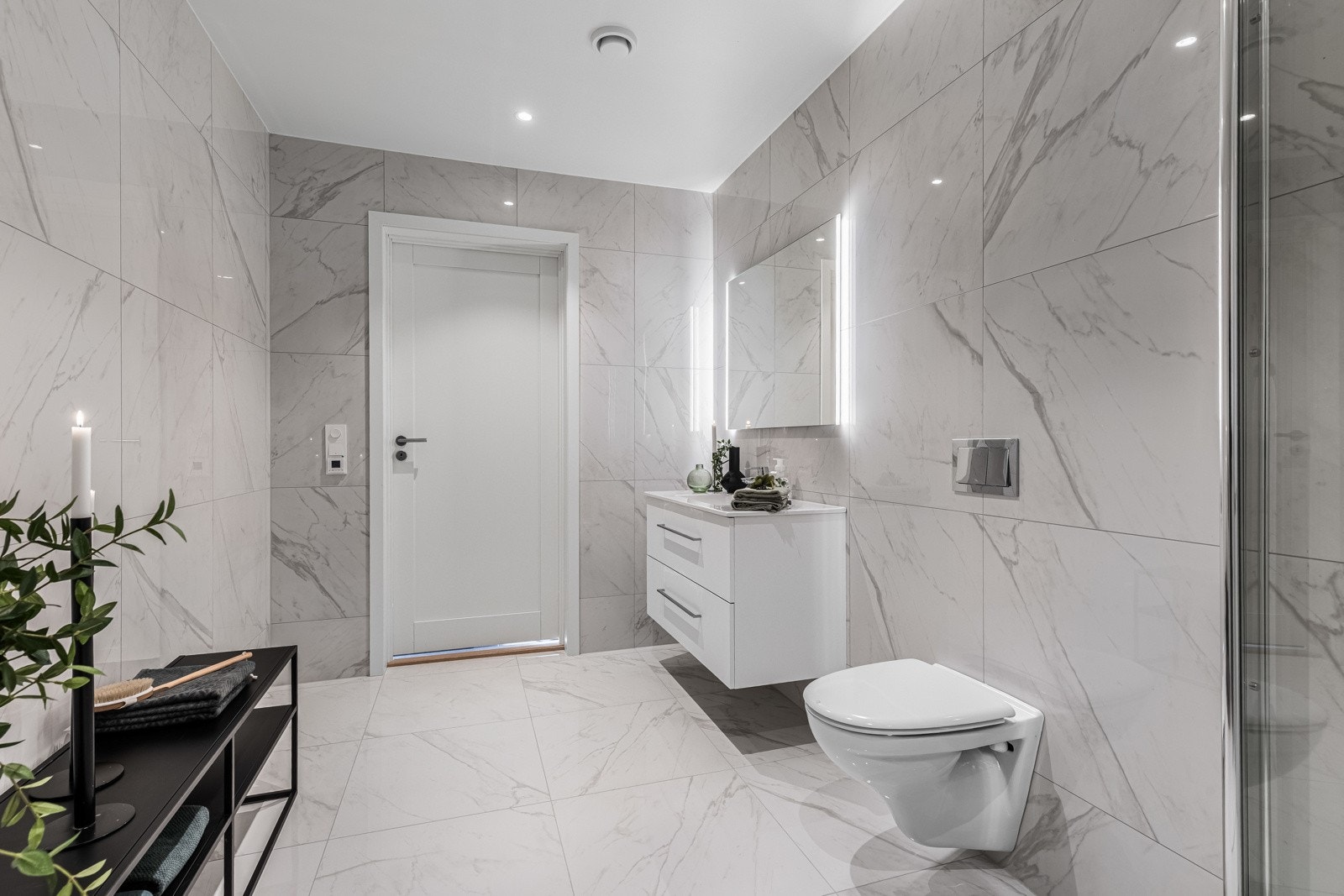 Downlights og varmekabler er montert, og badet har vegghengt toalett og et dusjhjørne med innfellbare dører. Galleribilde