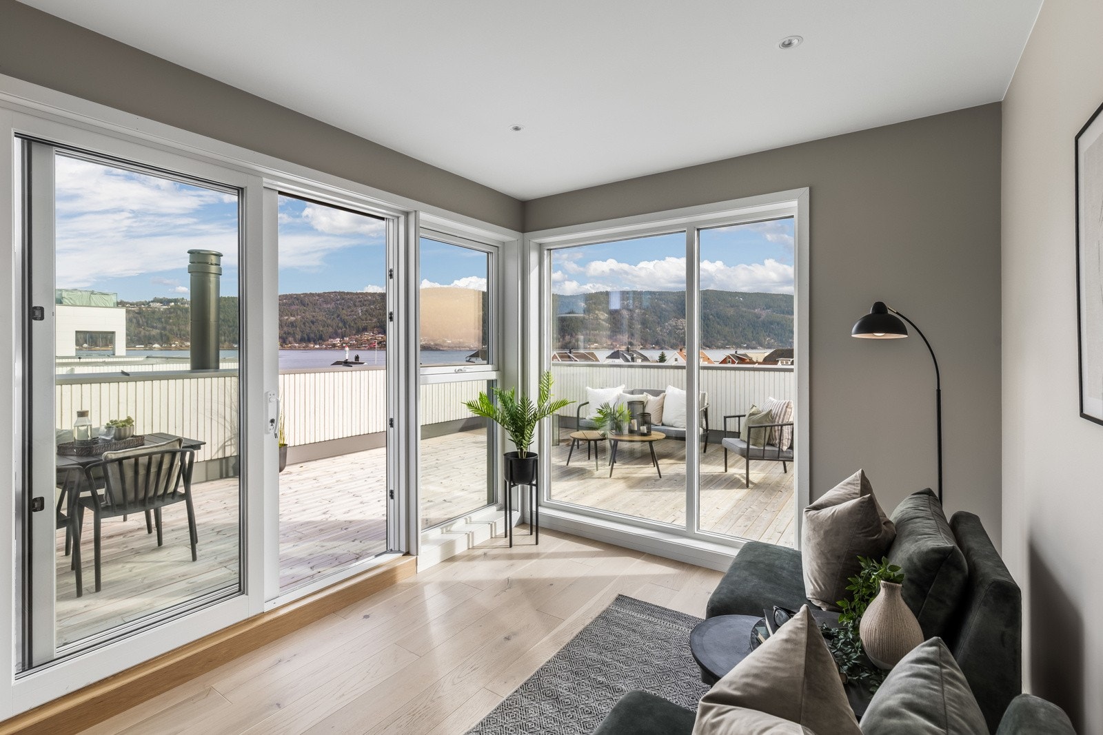 Stuen er kjærkommen for familien, et ekstra oppholdsrom til lek, vennebesøk og avslapning. Galleribilde