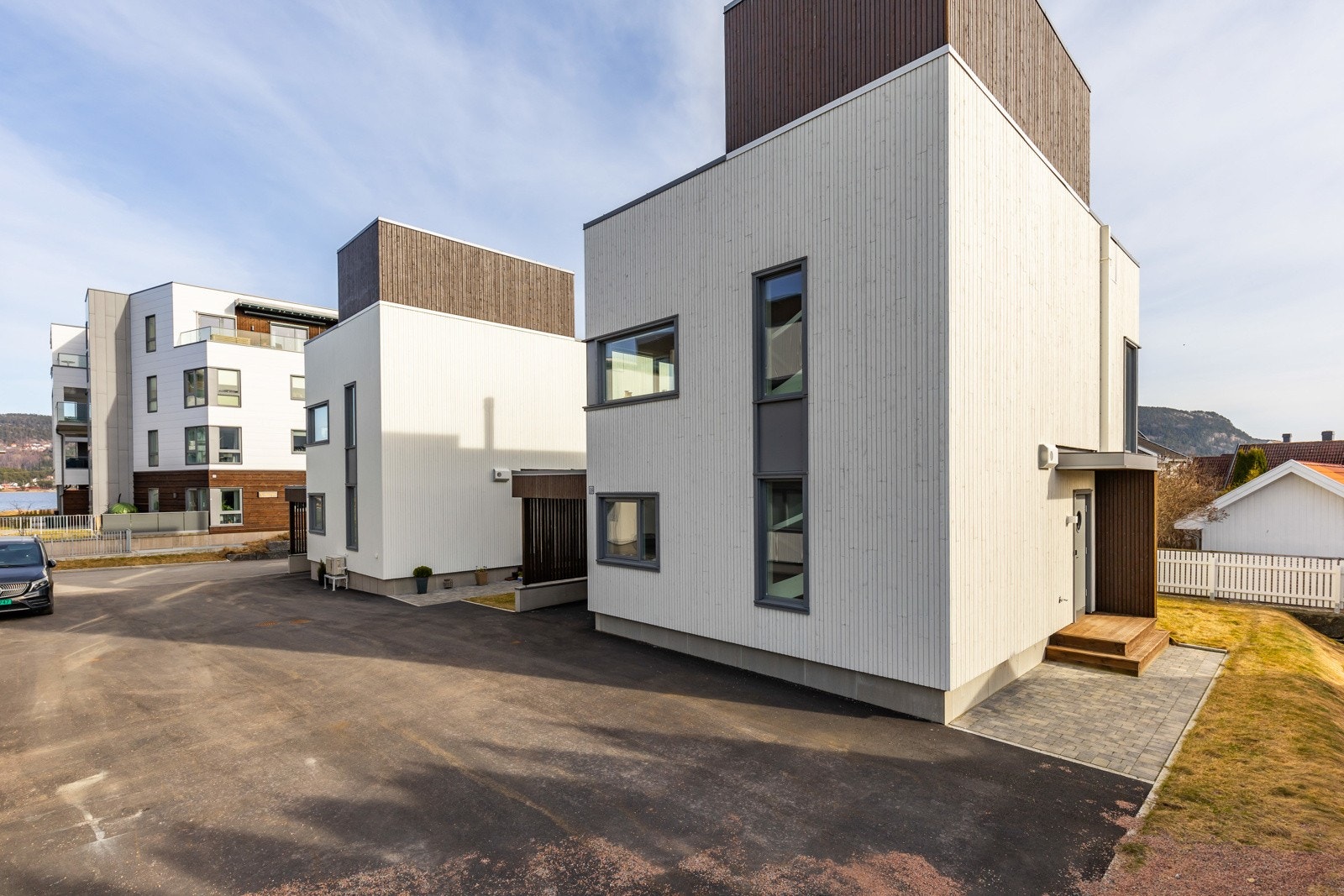 Inngangen er overbygd, utstyrt med belysning, vannkran og ringeklokke. Galleribilde