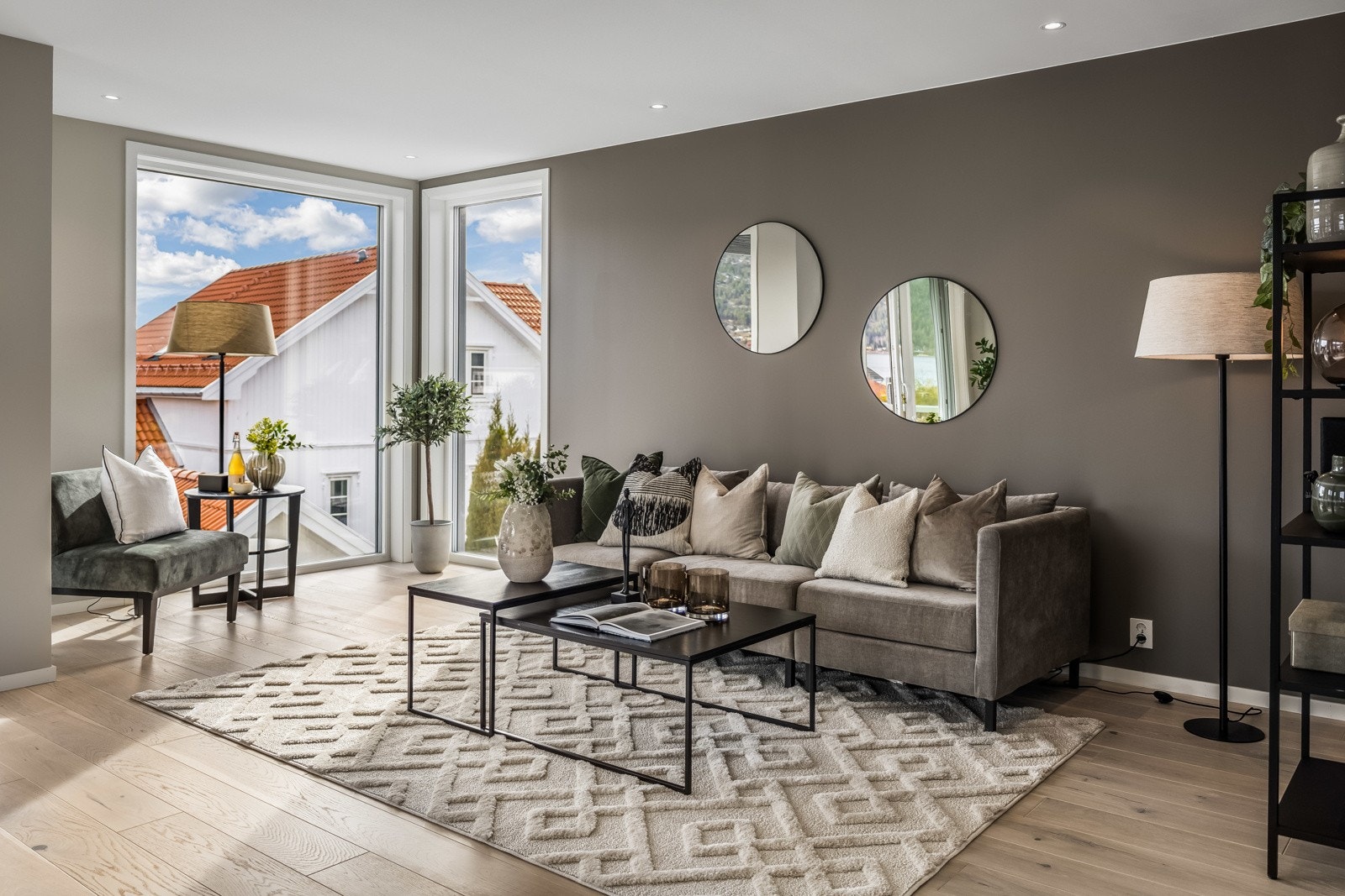 Store vinduer bidrar til god romfølelse og en luftig atmosfære. Galleribilde