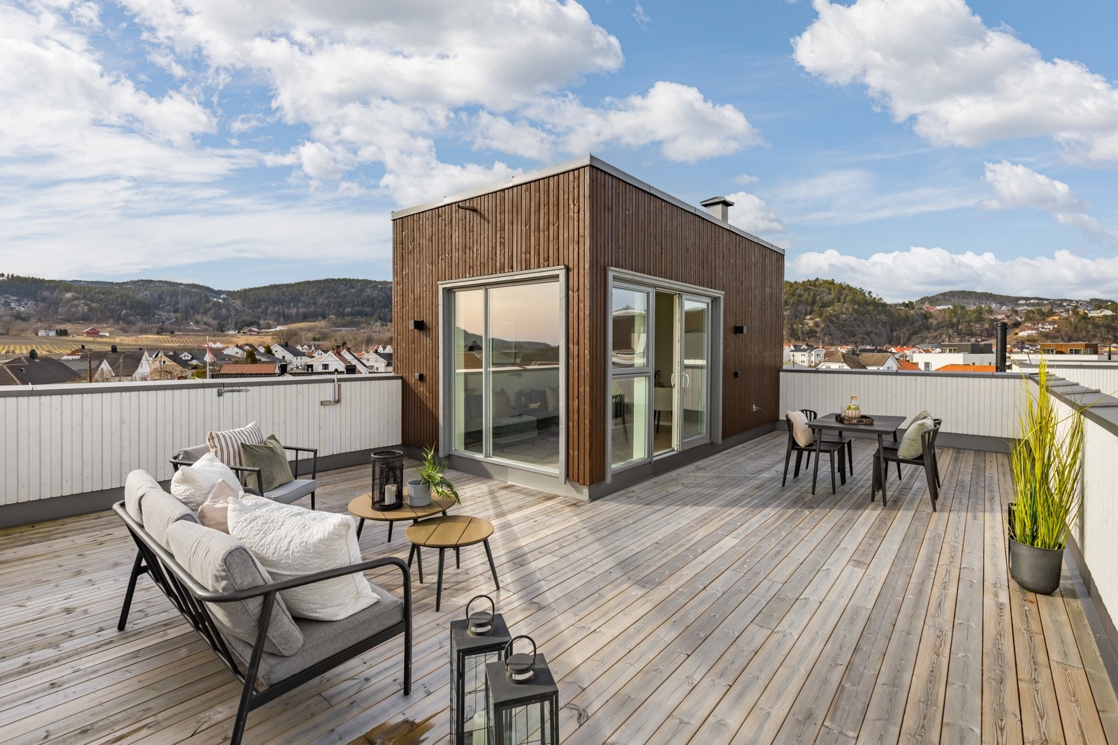 Uterommet innredes enkelt i ulike soner, og innbyr til både stille stunder og store, sosiale sammenkomster. Galleribilde