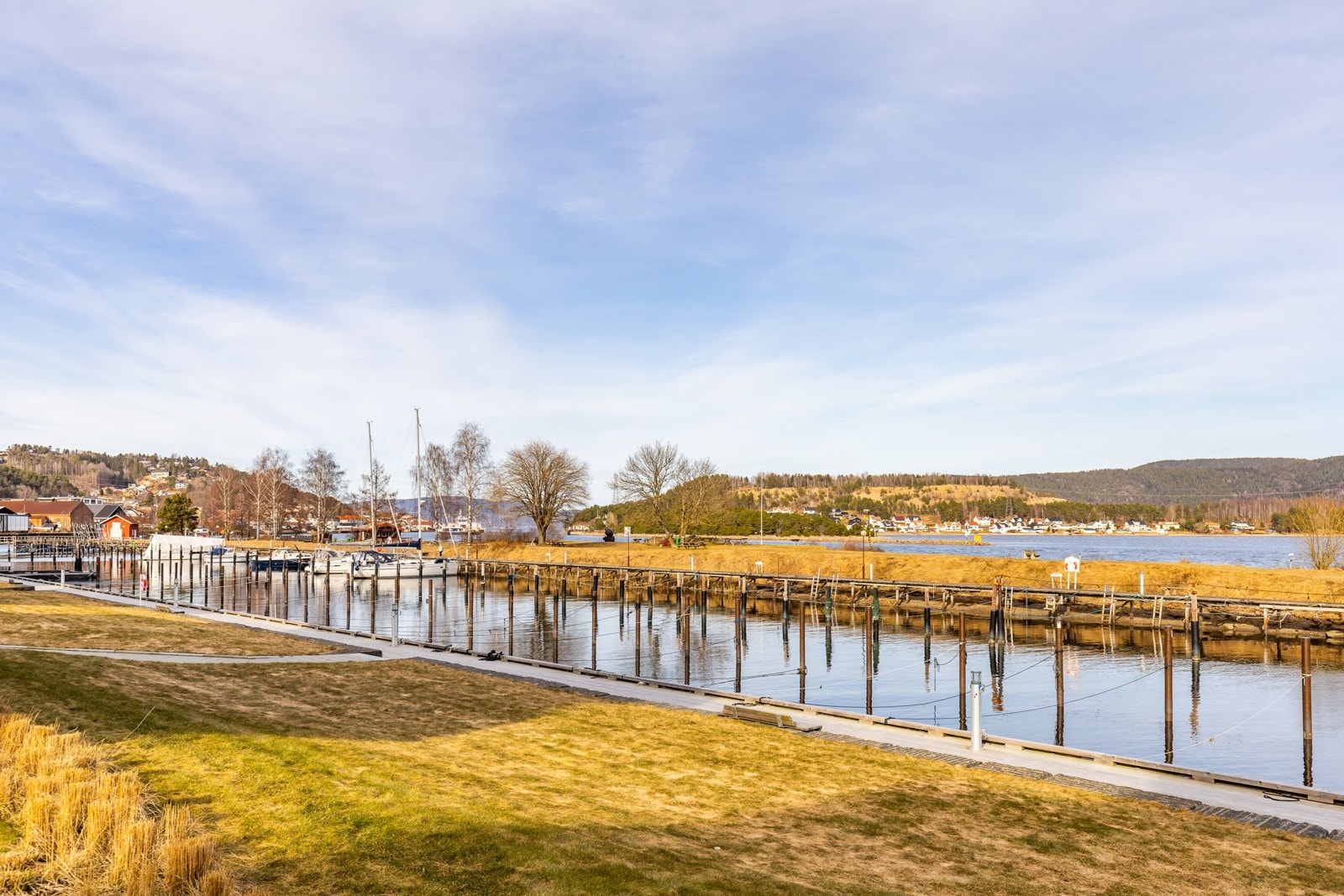 Batteriøya ligger sør-vest for Svelvik sentrum, ved Svelvik motorbåtforening. Galleribilde