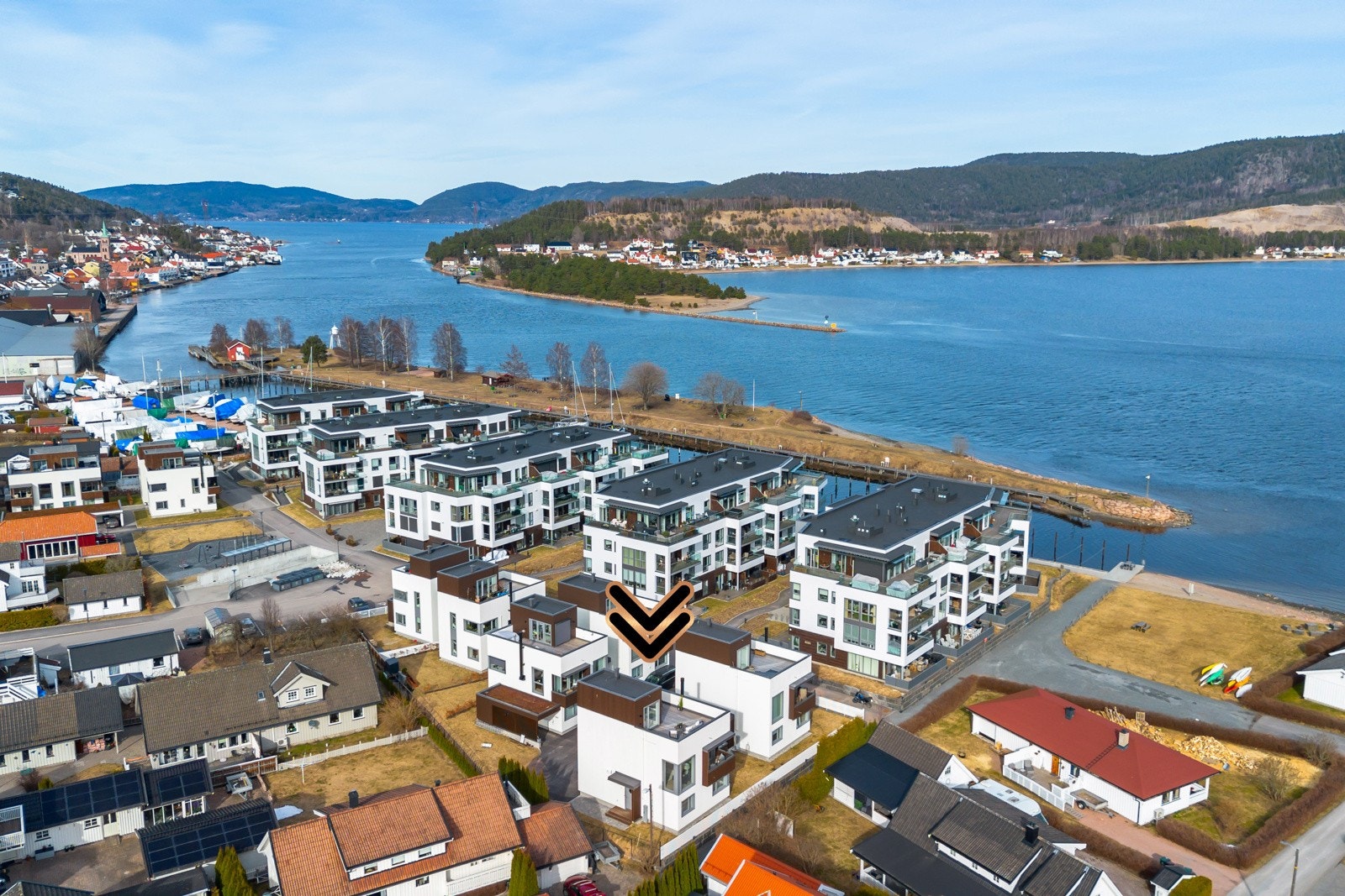 Her blir du en del av Svelvigen Brygge, med sandstrand og stor lekeplass til glede for de minste. Galleribilde