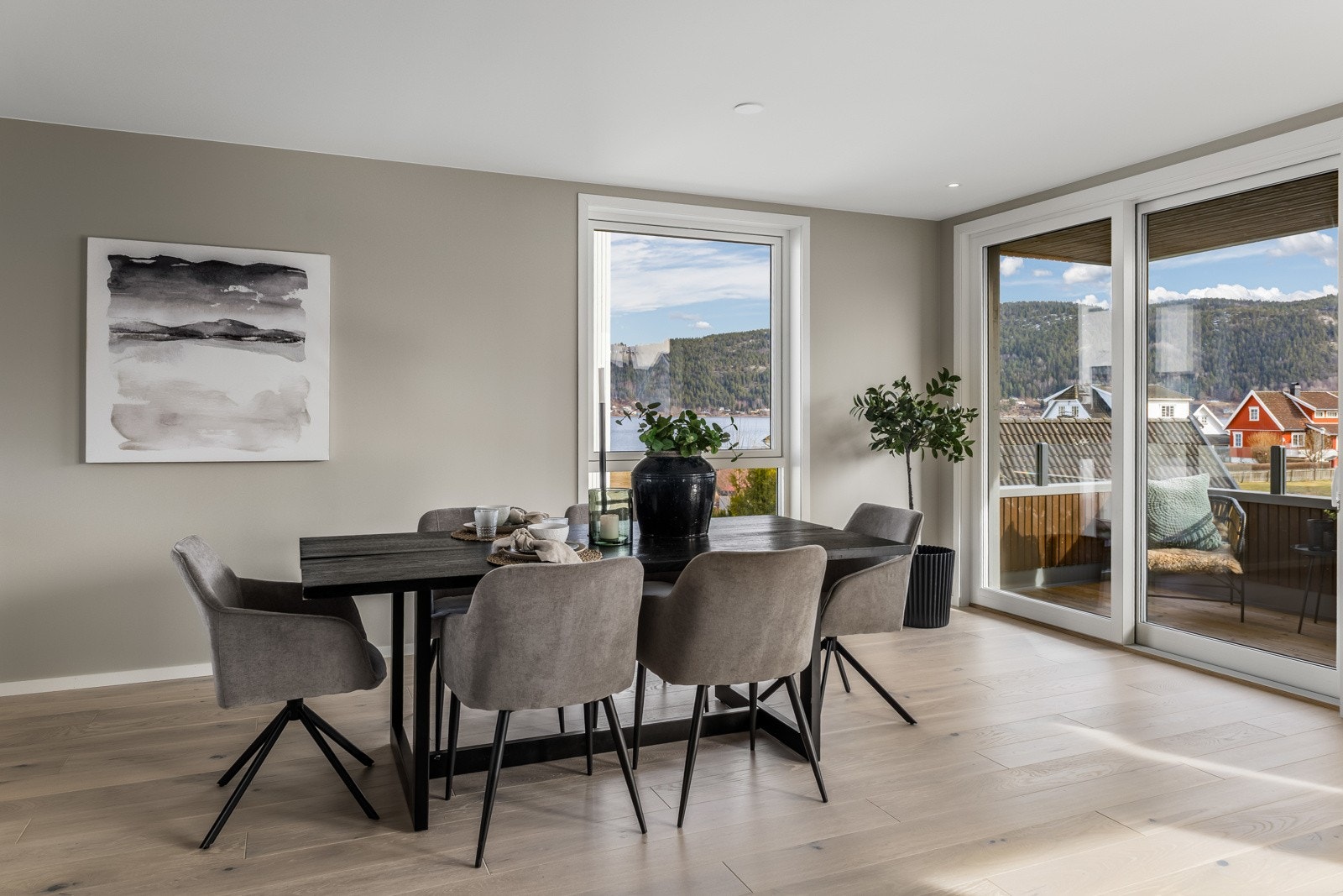 Nærmest kjøkkenet samles venner og familie for hyggelige måltider rundt et langbord. Galleribilde