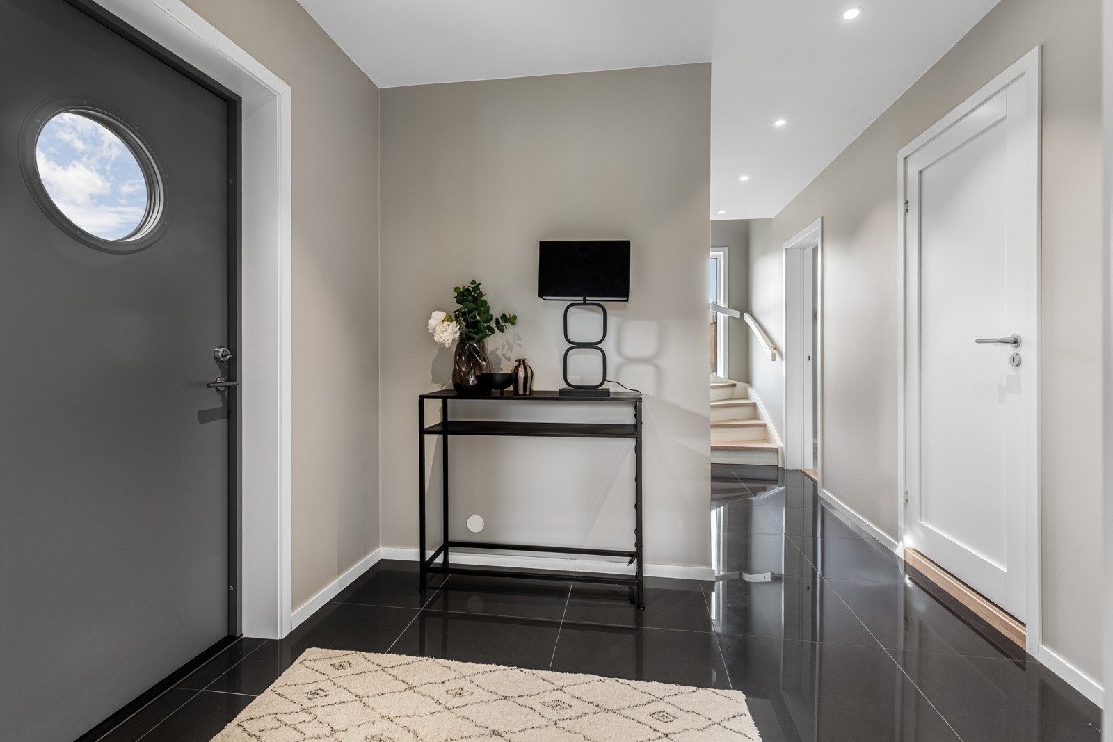 Velkommen inn i et svært funksjonelt og topp moderne familiehjem over tre etasjer. Galleribilde