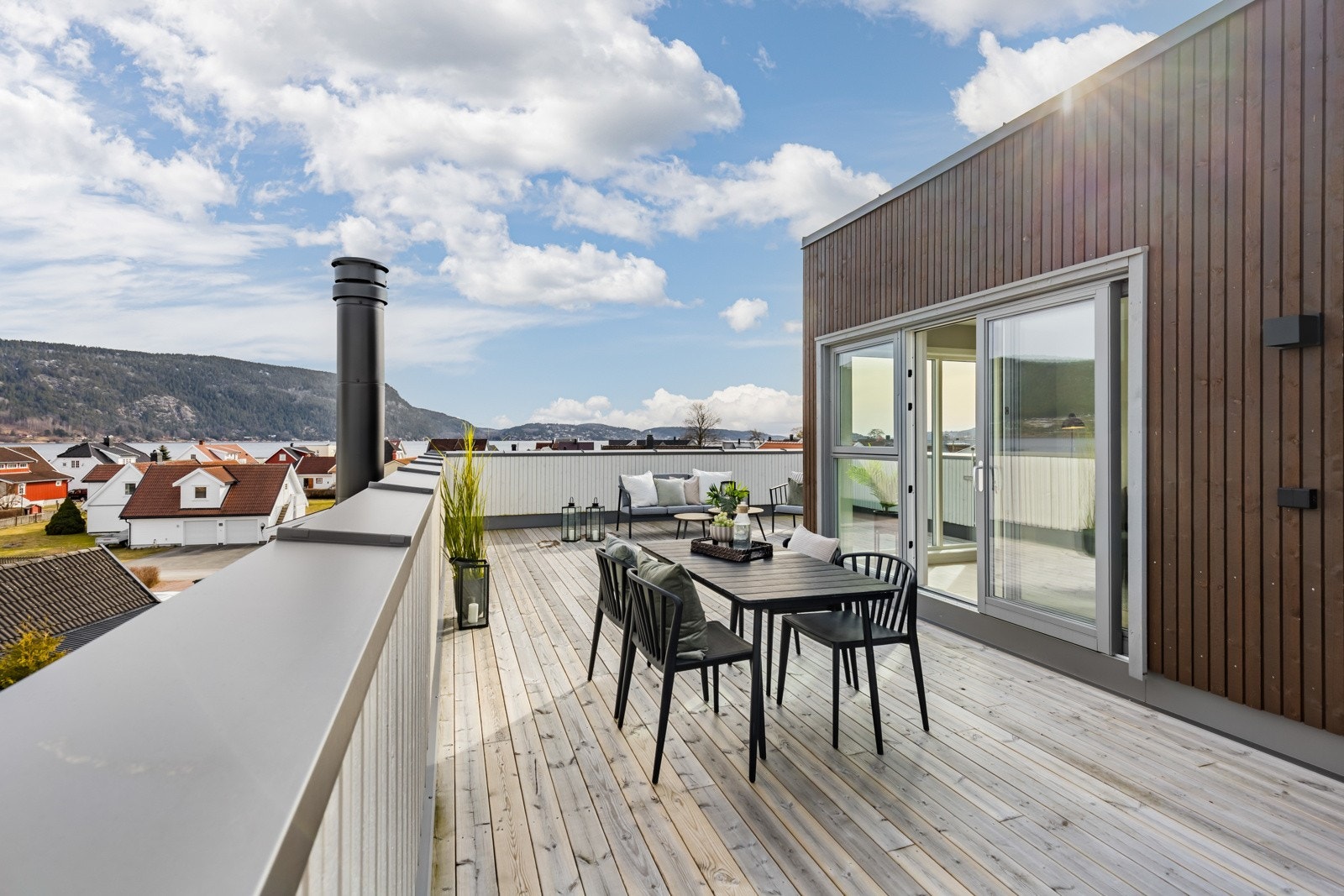 Gode solforhold nytes til fulle på en flott takterrasse med praktfull utsikt mot fjorden, Holmsbu og Svelvik sentrum. Galleribilde