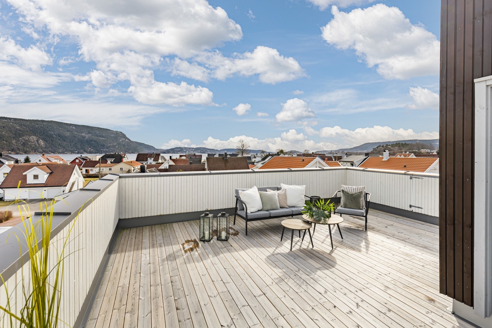 Takterrasse har vidstrakt og helt nydelig utsikt mot fjorden, Holmsbu og Svelvik sentrum. Galleribilde
