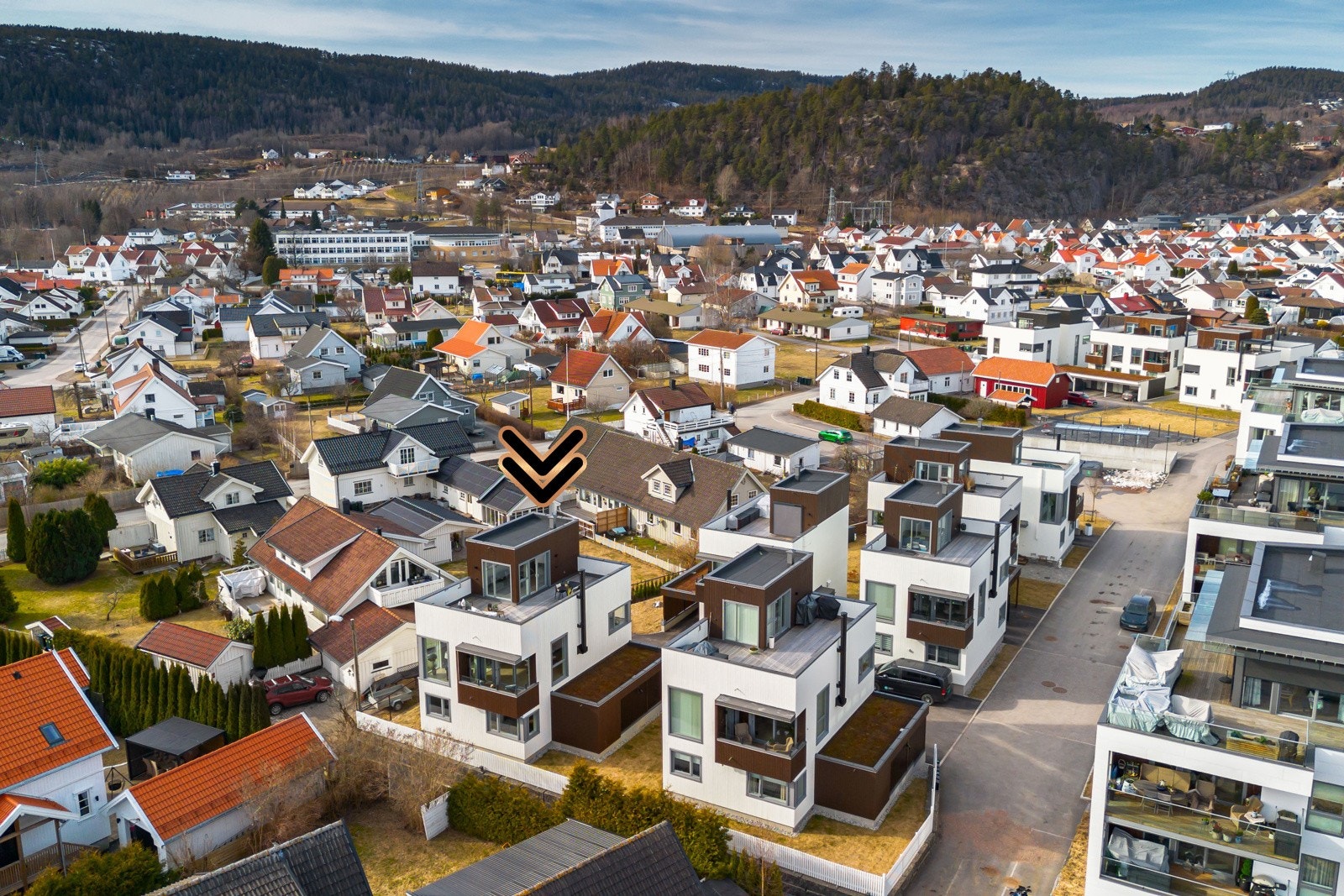 Boligen ligger i et trivelig miljø for alle aldre, i idylliske omgivelser med gangavstand til skoler og fine turmuligheter. Galleribilde