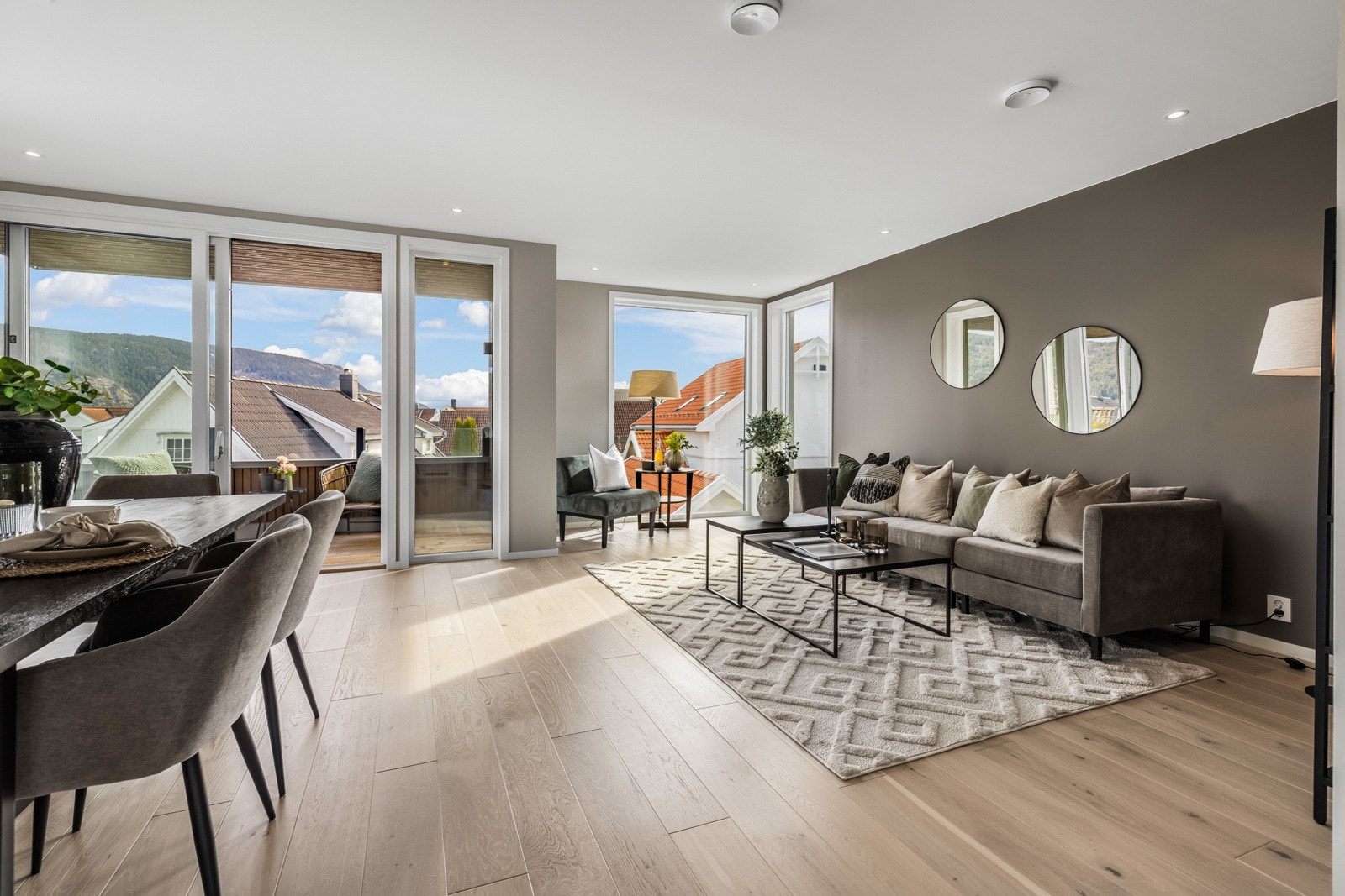 Store vinduer i alle retninger gir fine lys- og utsiktsforhold Galleribilde