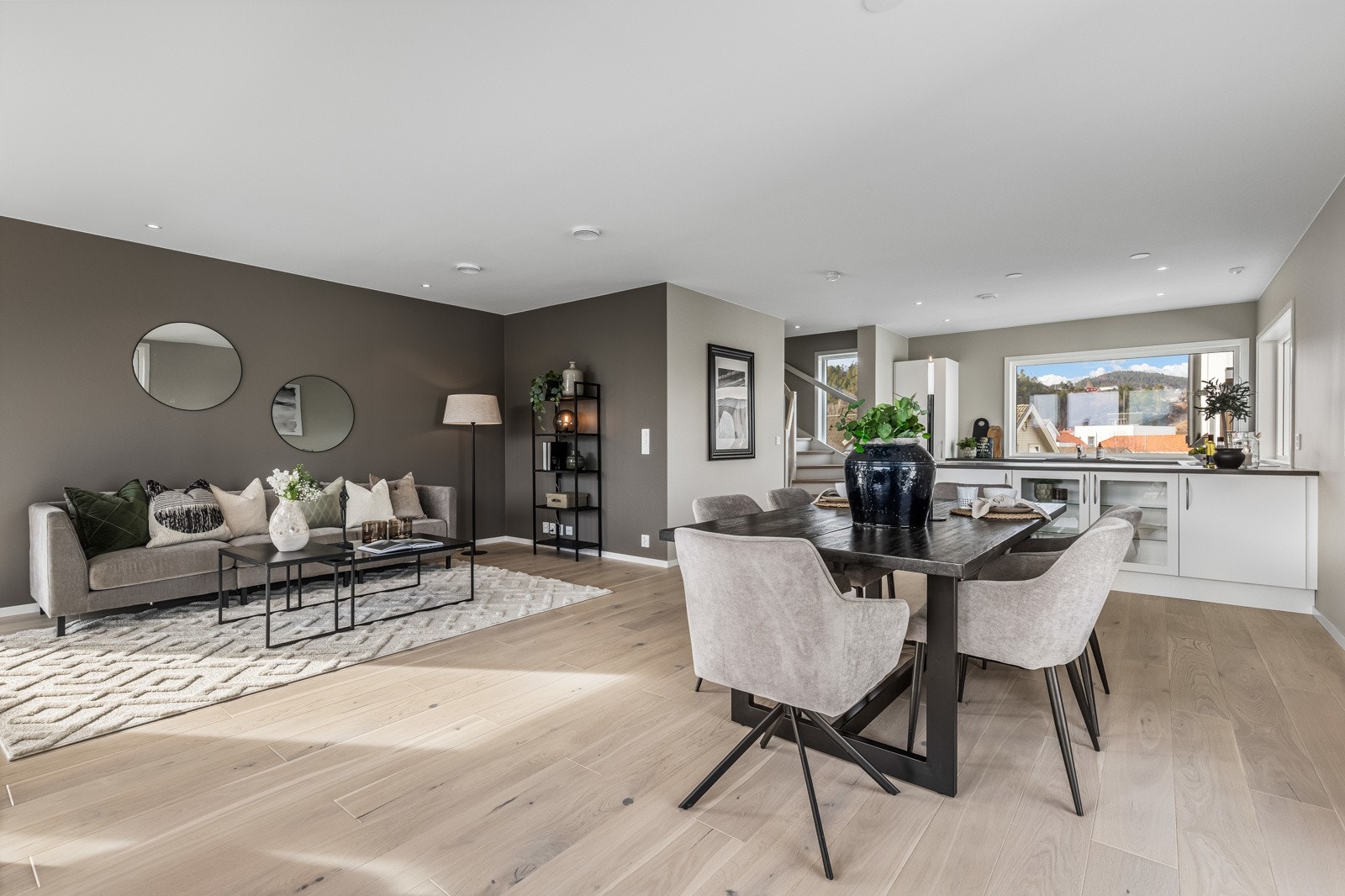 Store vinduer over benken bidrar med mye naturlig lys til matlagingen Galleribilde