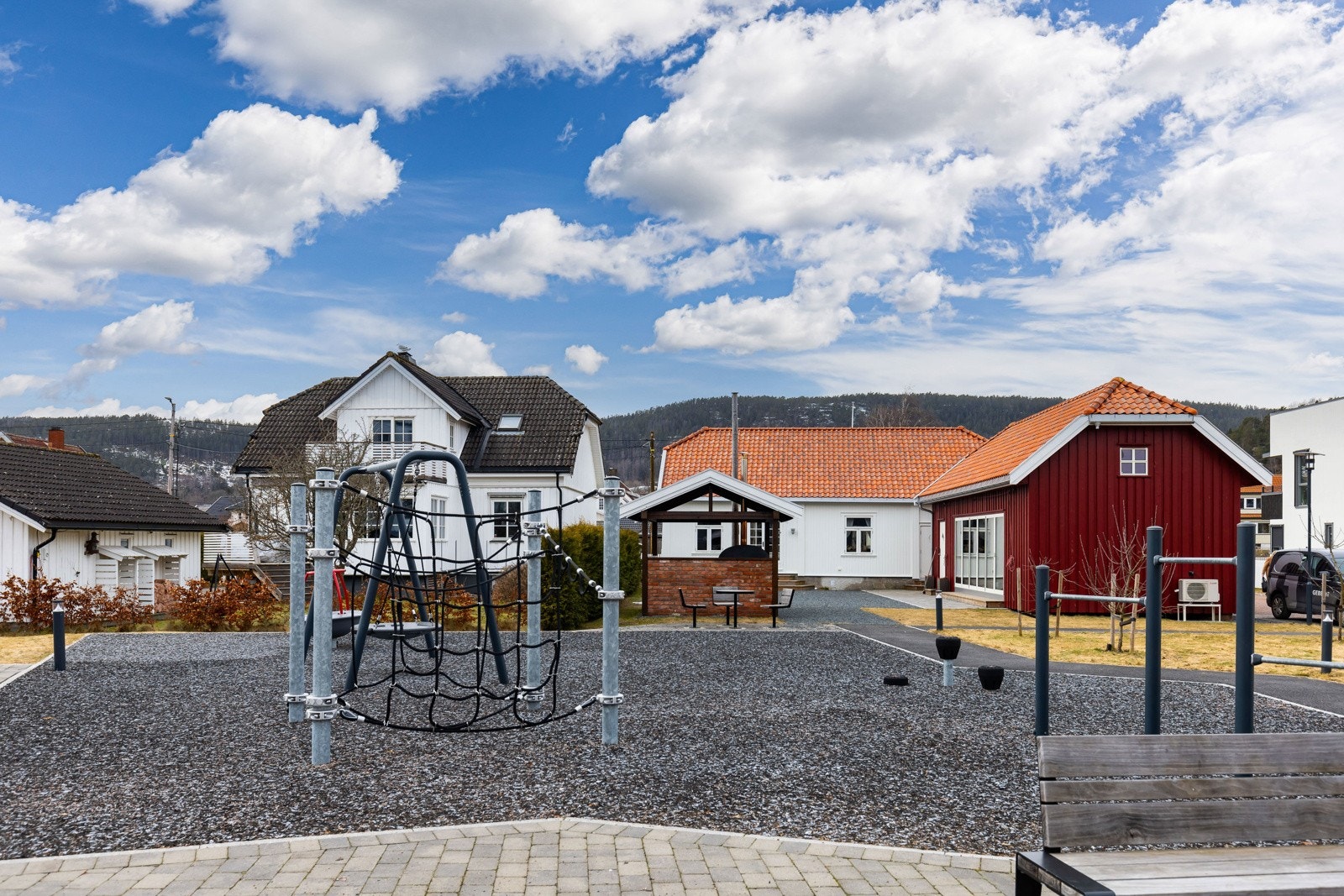 Fellesområdene er pent opparbeidet med badeplass, sittegrupper og en stor, fin lekeplass til glede for de minste. Galleribilde
