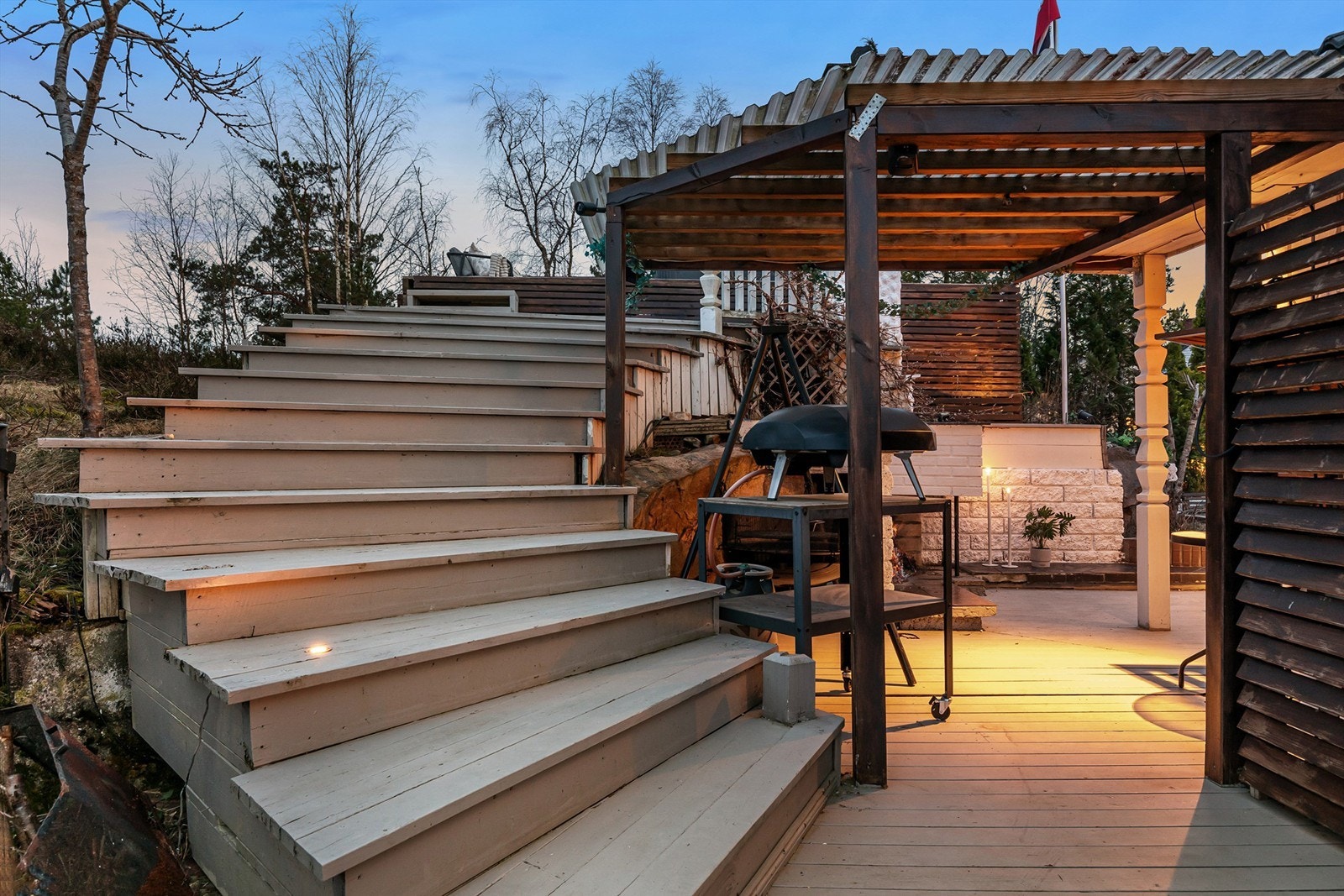 Meget koselig uteområde - Trapp opp til utsiktsterrasse Galleribilde