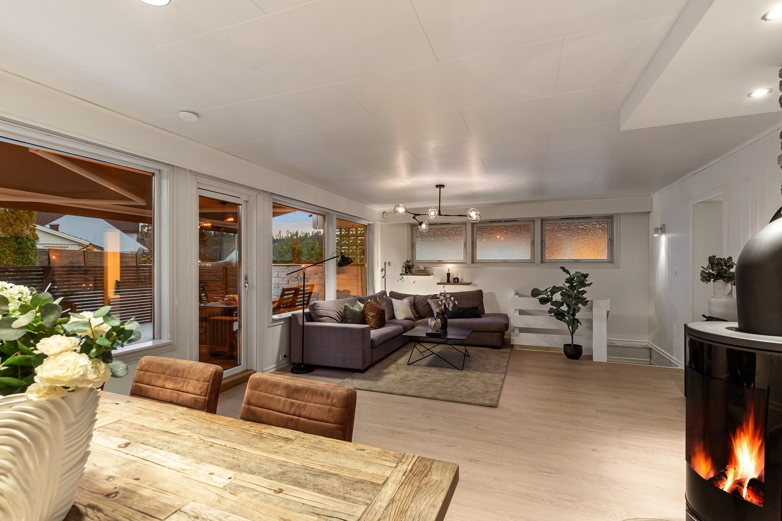 Fra spisestue mot stue - Utgang til terrasse Galleribilde