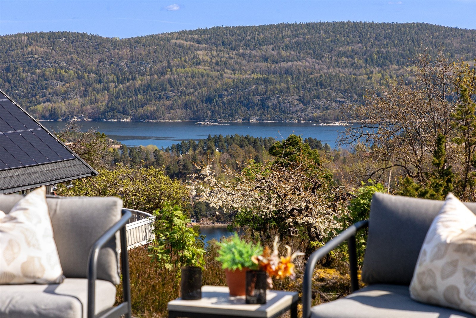 Herlig fjordutsikt fra den ene terrassen Galleribilde