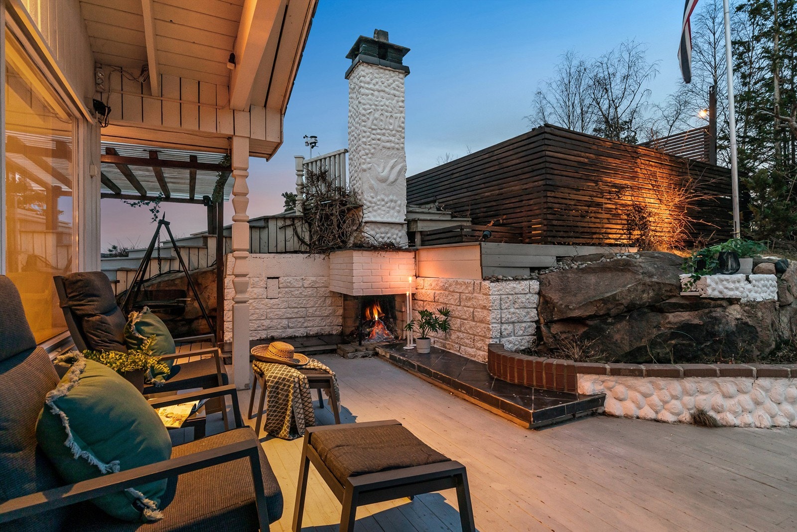 Koselig og lun uteplass med peis - Utsiktsterrasse bak peisen Galleribilde