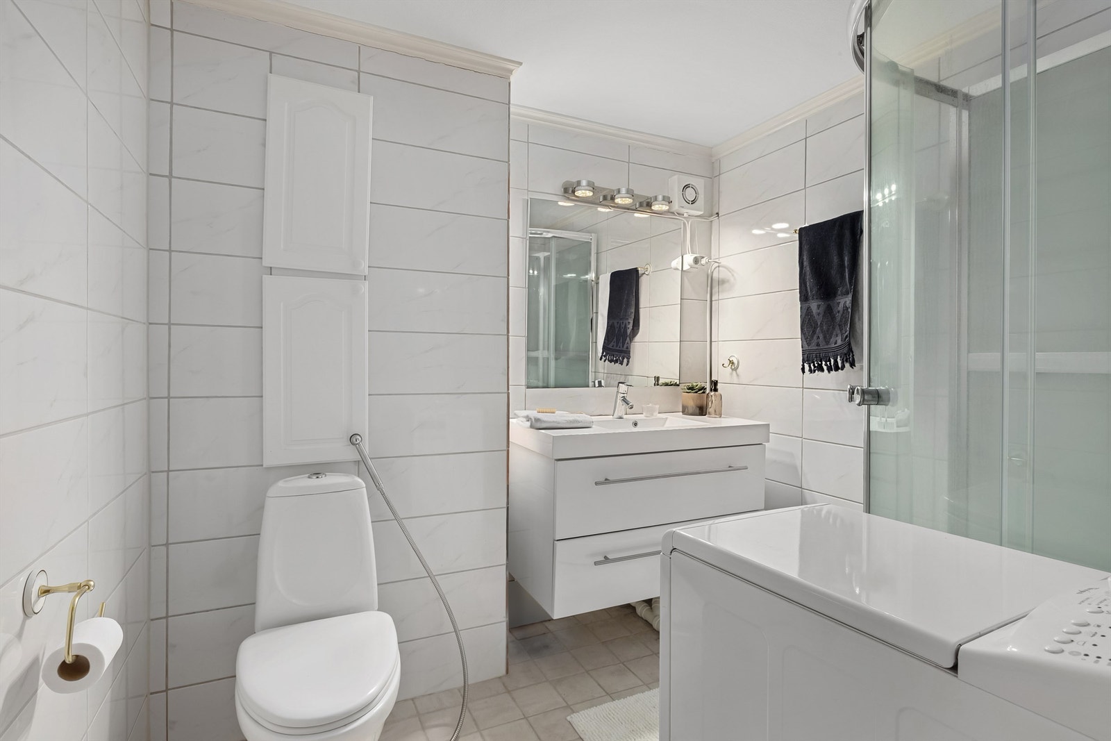 Flislagt bad/vaskerom i u.etg- Det er montert et dusjkabinett Galleribilde