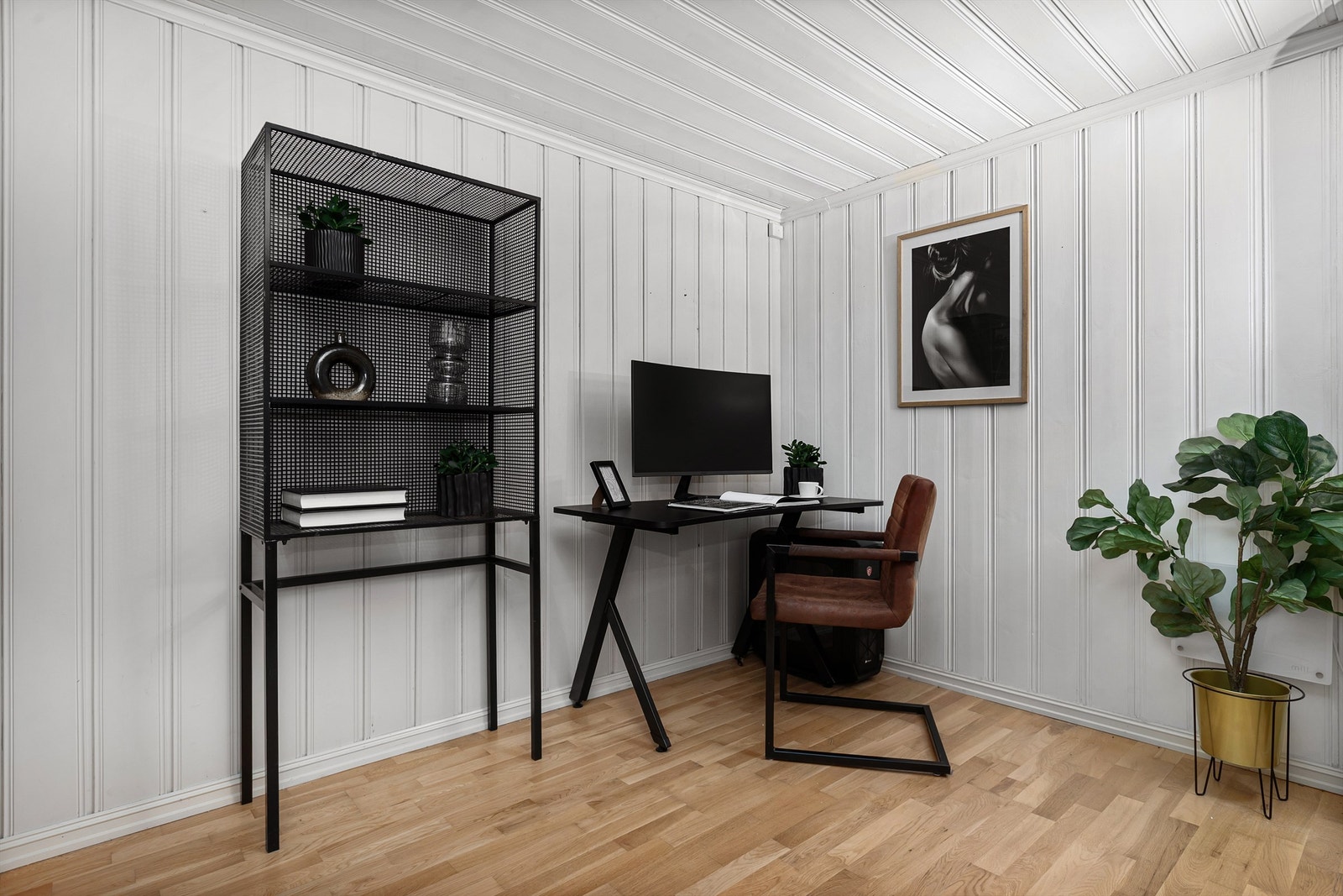 Innredet bod i kjeller brukes som kontor Galleribilde