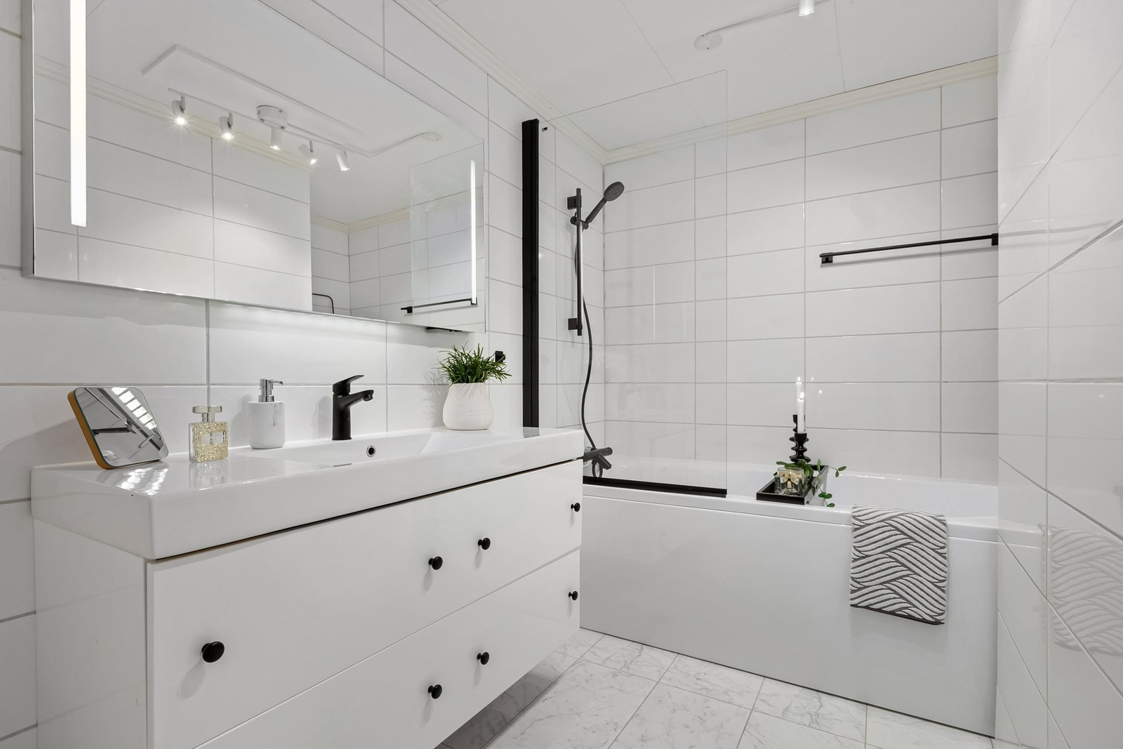 Lyst og pent bad i 1.etg Galleribilde