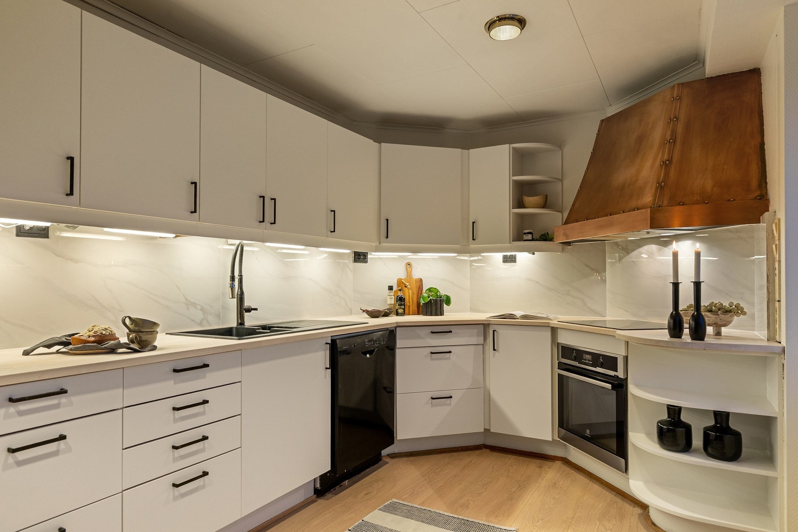 Lyst og fint kjøkken - Overflateoppusset innredning med nye fliser på vegg og nytt gulv Galleribilde