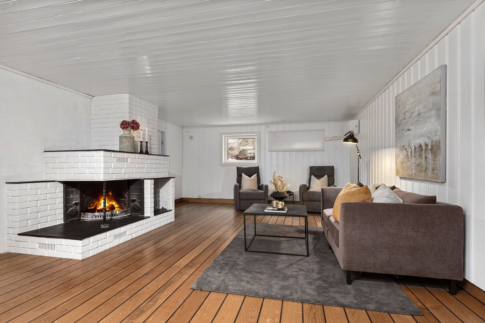 Det er en stor stue i tilknytning til hoveddelen i kjeller Galleribilde