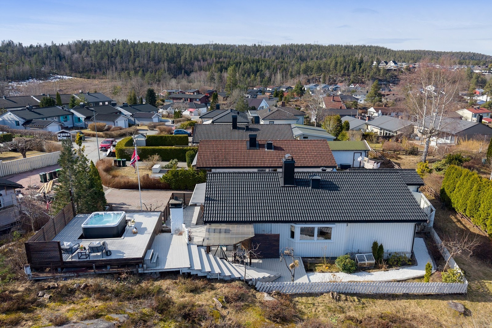 Velkommen til Tempelveien 90 - Boblebad er fjernet - Det er lagt terrassebord der boblebadet stod Galleribilde