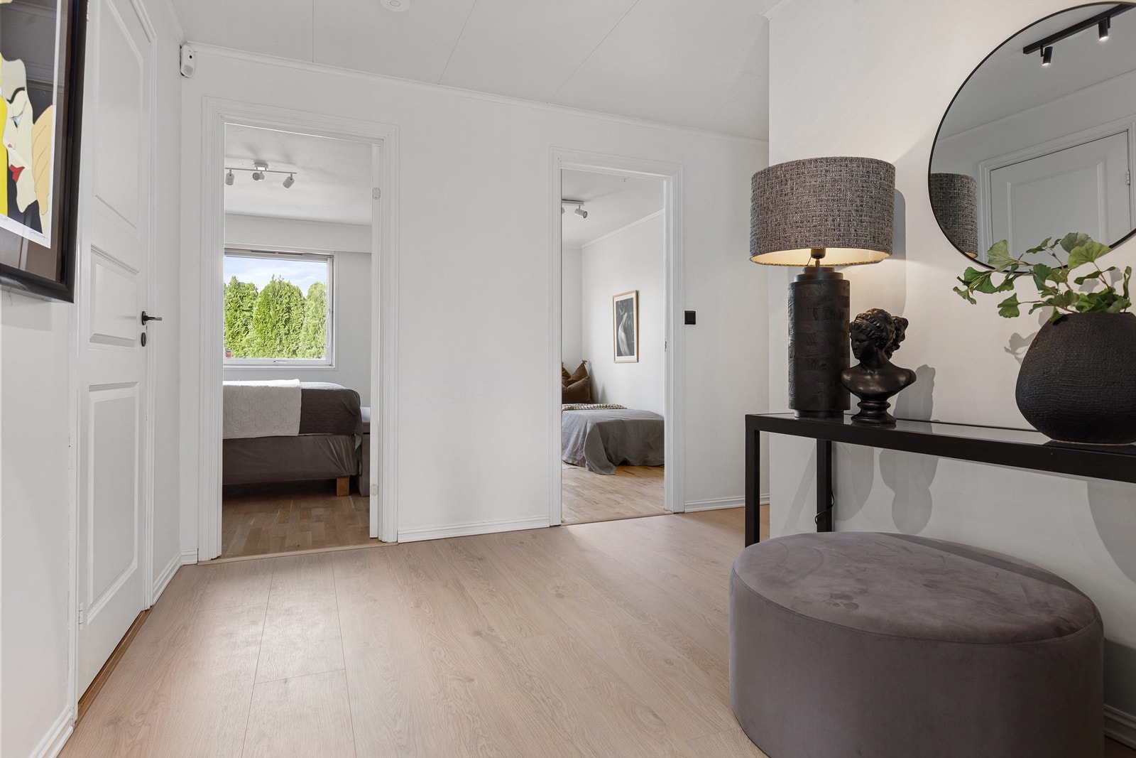 Gang i 1.etg med 2 av de 3 soverommene som er i 1.etg rett frem Galleribilde