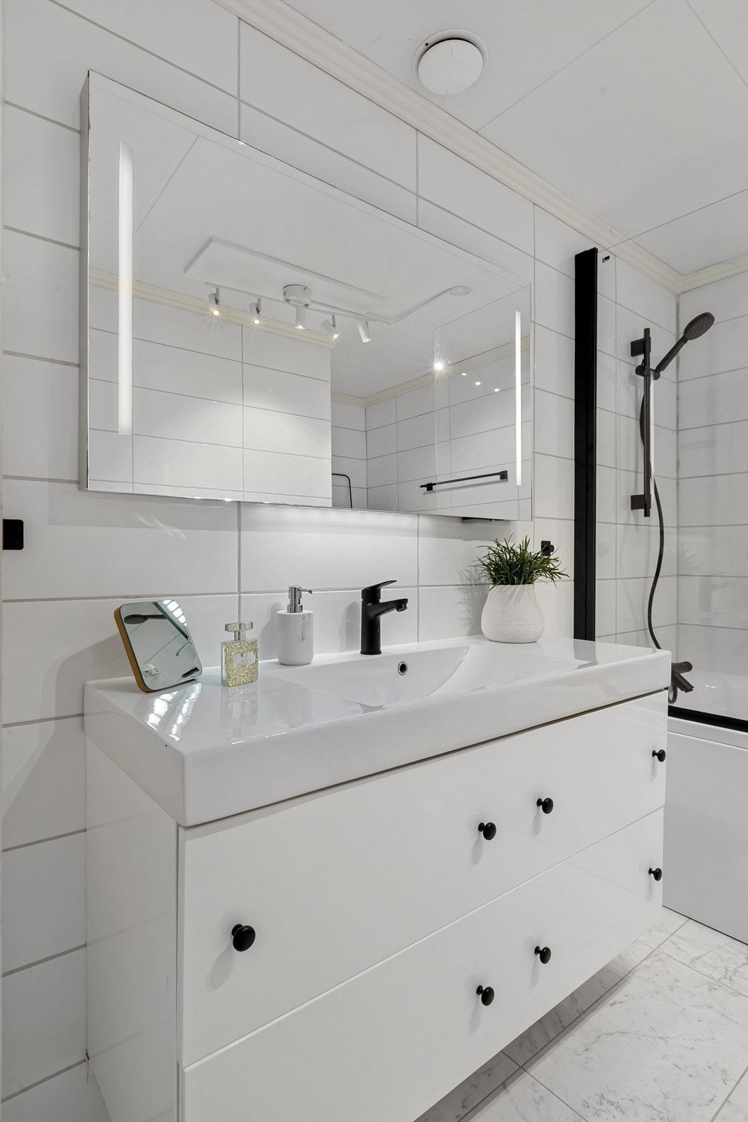 Pent flislagt bad i 1.etg Galleribilde