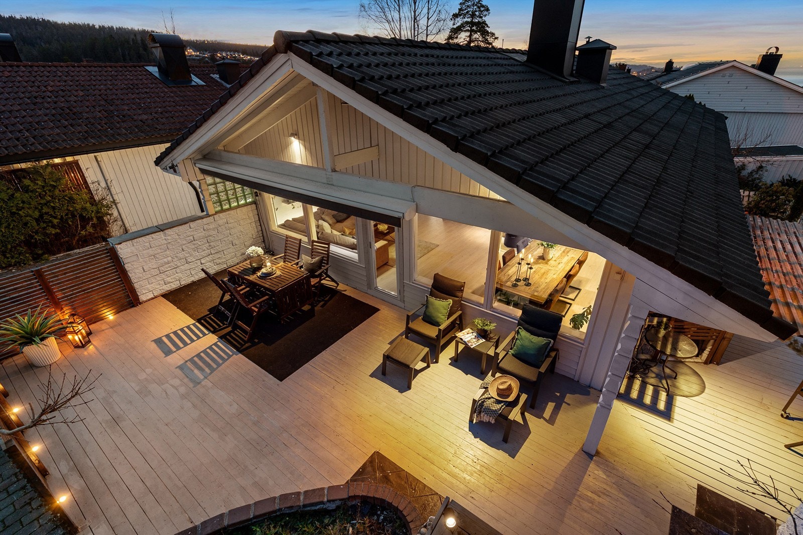 Stor terrasse utenfor stuen Galleribilde