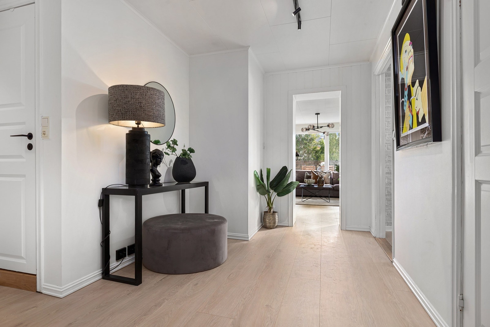 Gang mot stue - Det er lagt nytt gulv Galleribilde