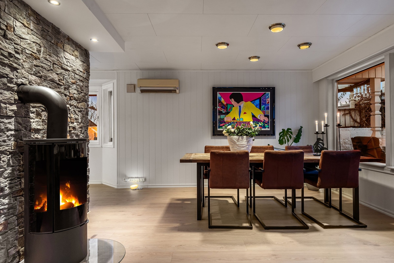 Spisestuen med åpen løsning til kjøkken Galleribilde