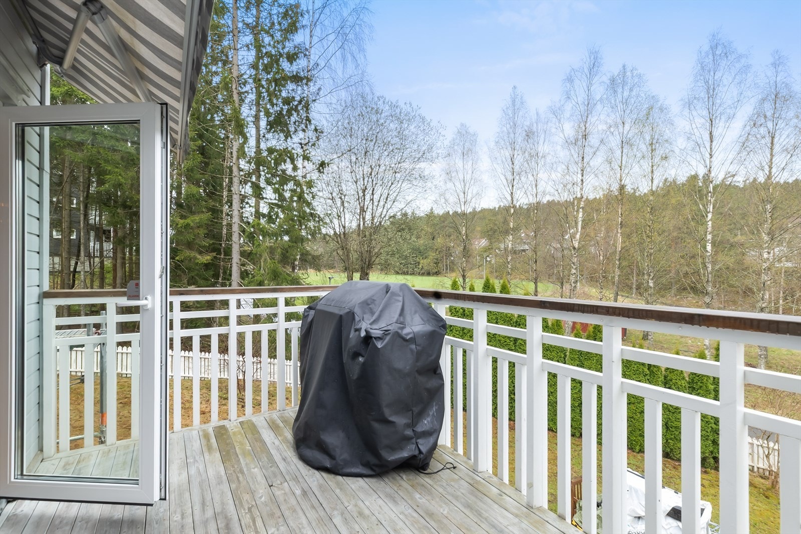 Balkong med utsikt mot grønne omgivelser Galleribilde