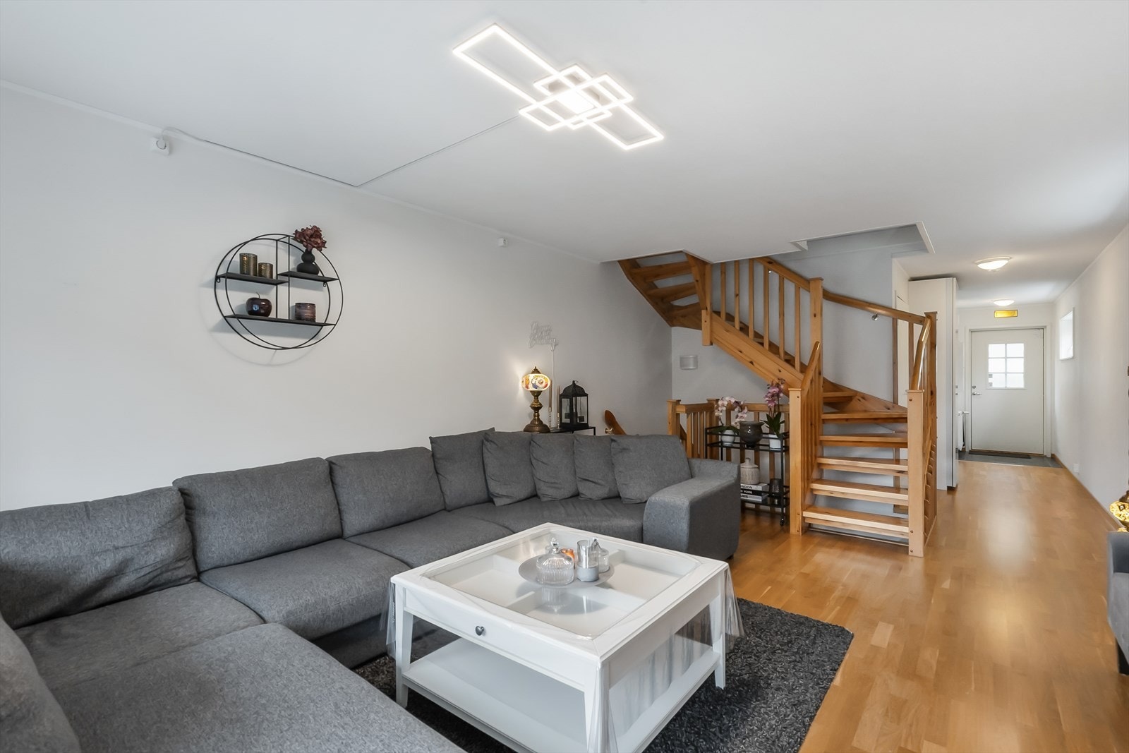 Åpen løsning ut i gang med lyse overflater Galleribilde