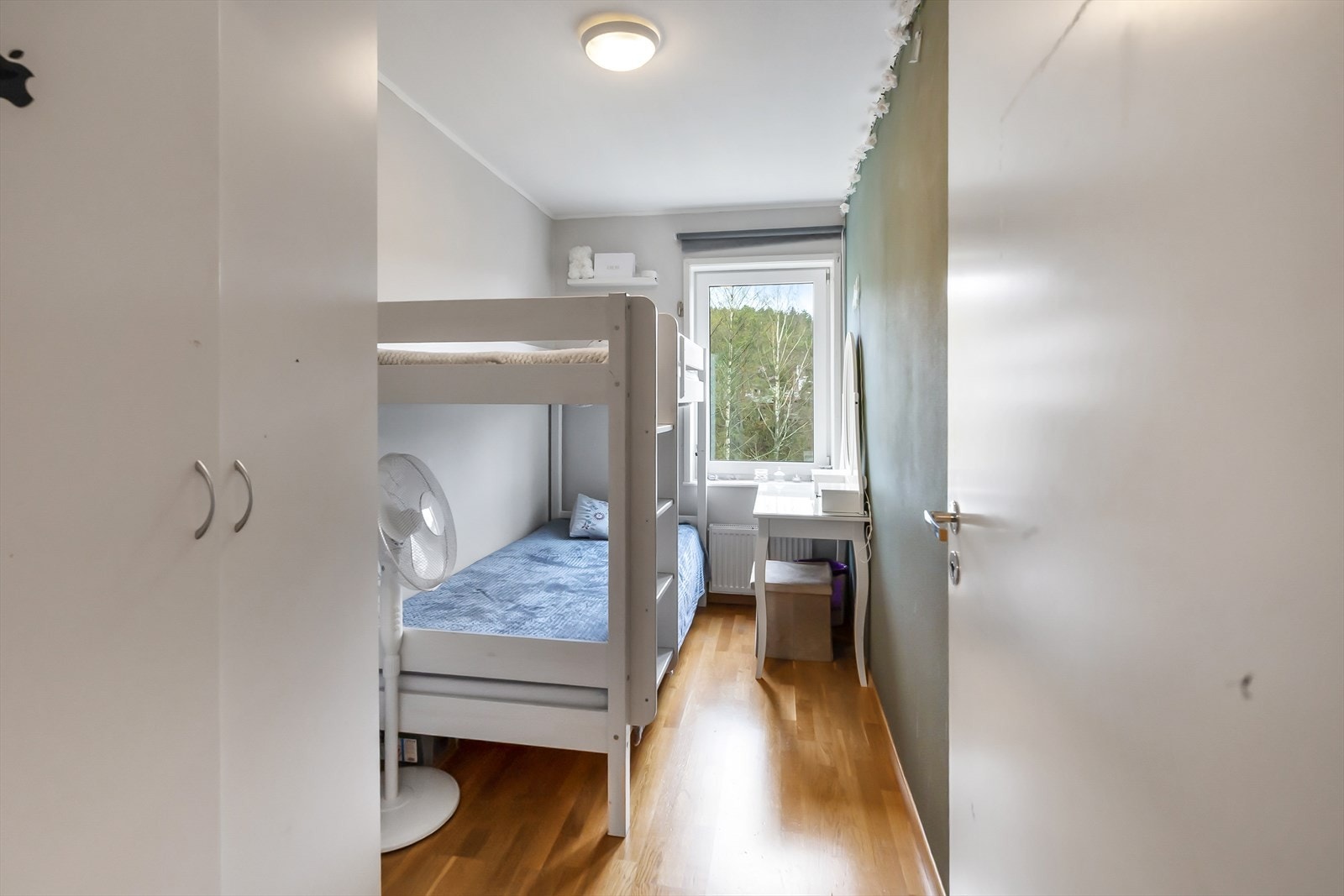 Lyst og praktisk soverom med mulighet for køyeseng og skrivepult Galleribilde