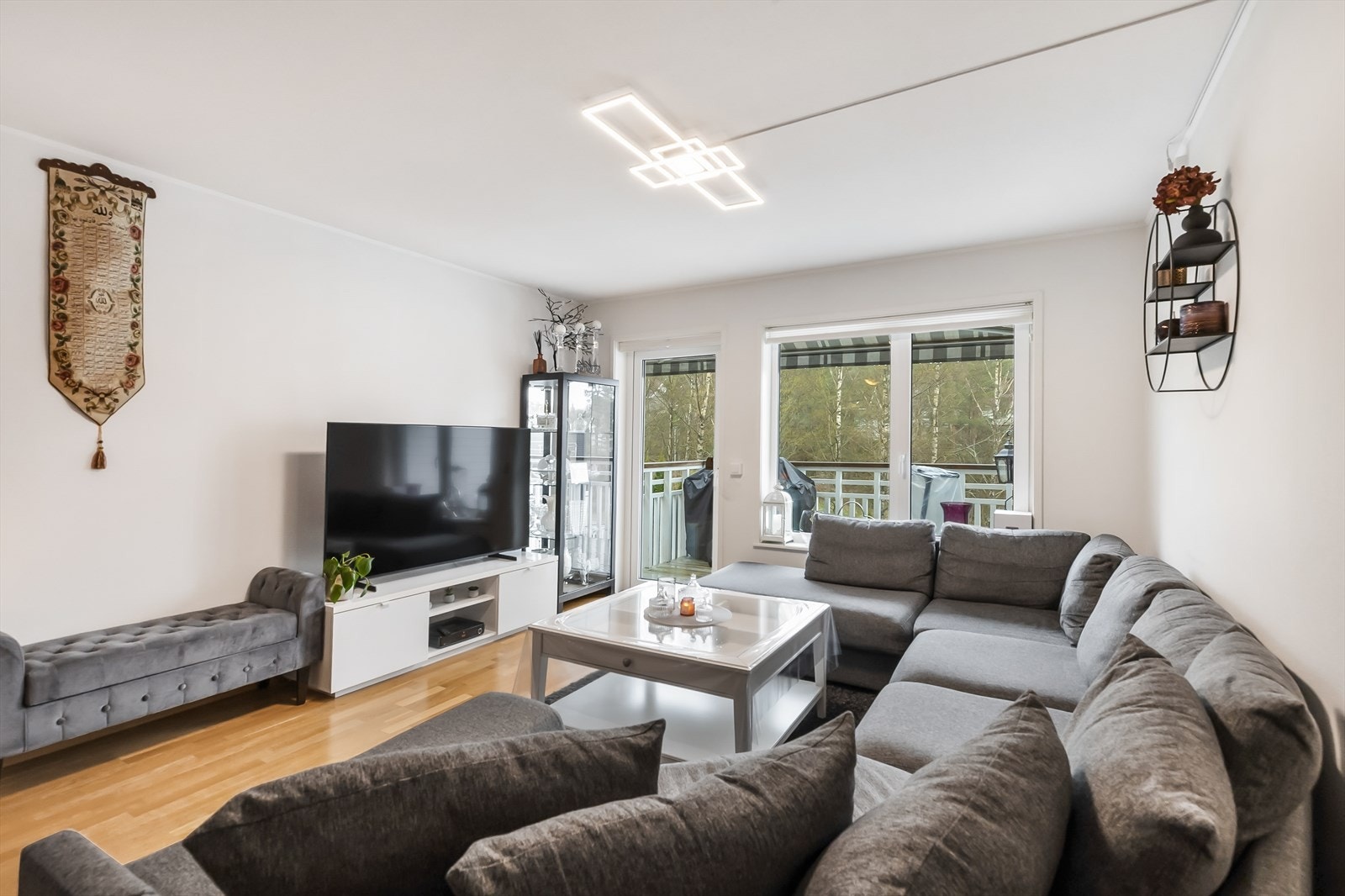 Plass til stor sofagruppe, med god gjennomkomst til balkong Galleribilde