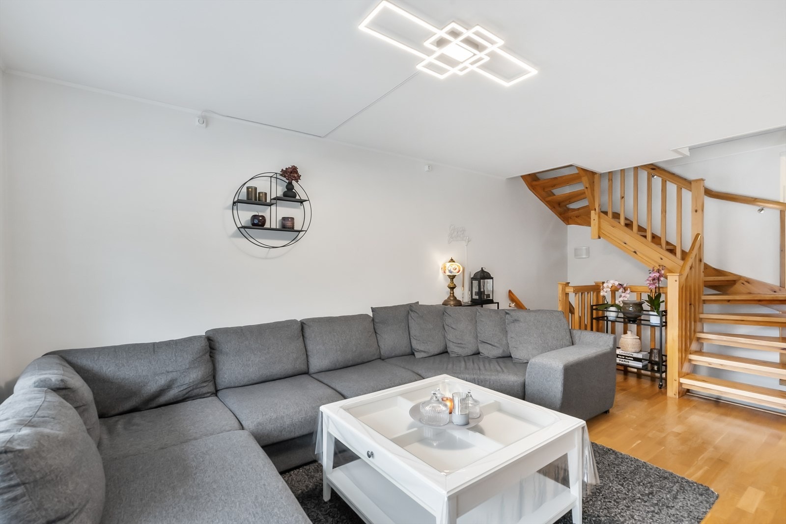 Åpen og lys stue med god lystilførsel Galleribilde