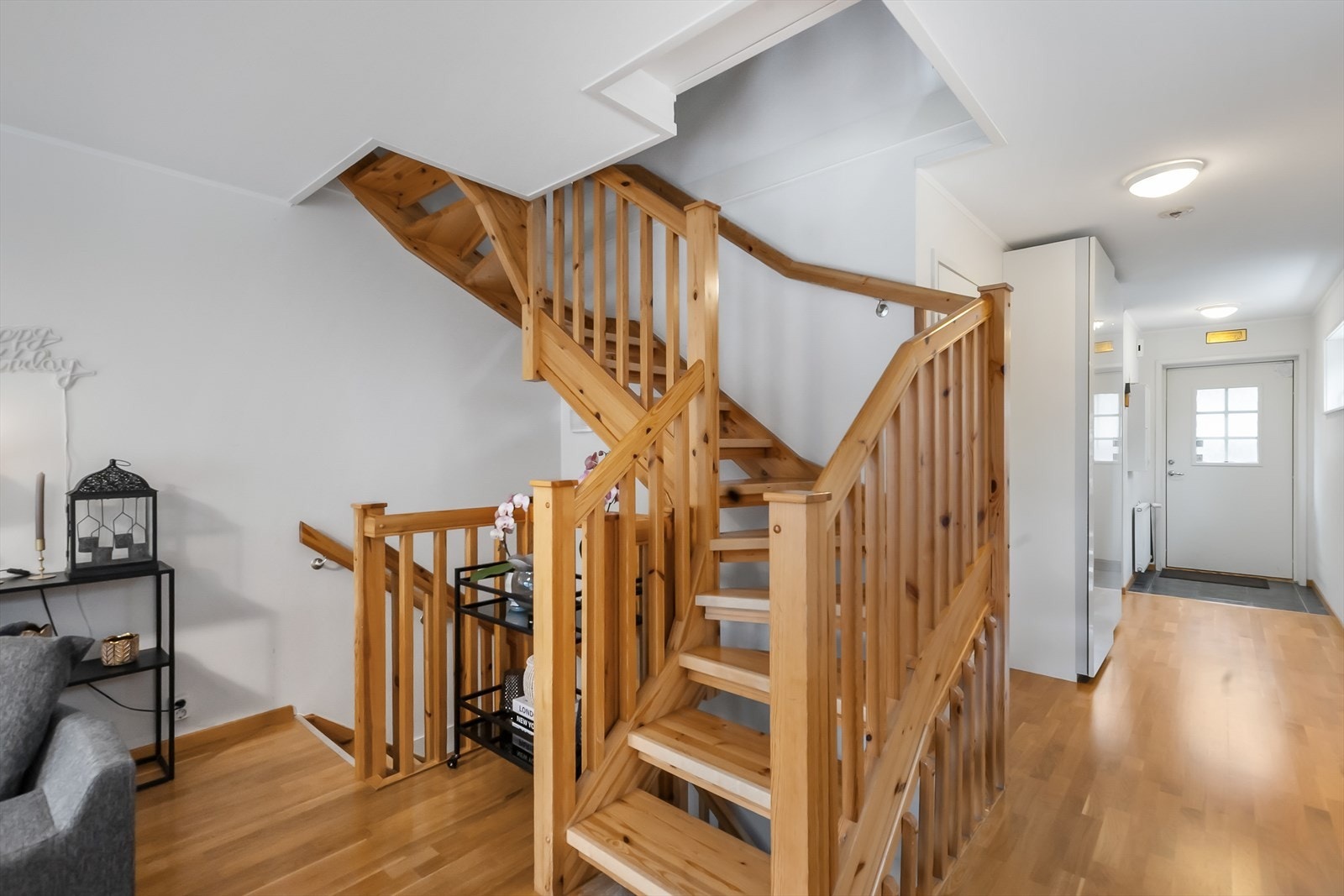 Praktisk trapp til både kjeller og andre etasje Galleribilde