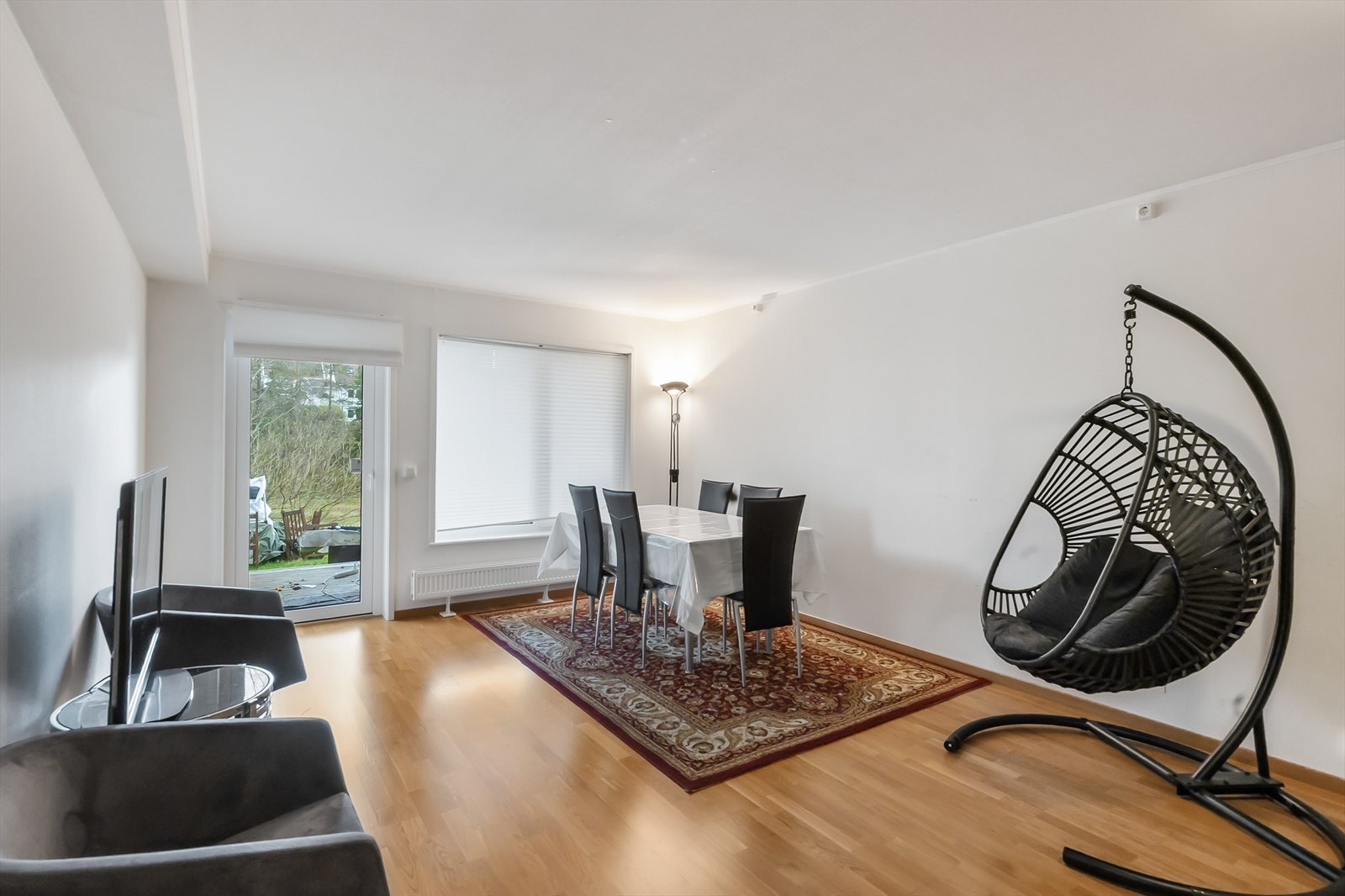 God lystilførsel med lyse overflater. Mulighet for adkomst til terrasse Galleribilde