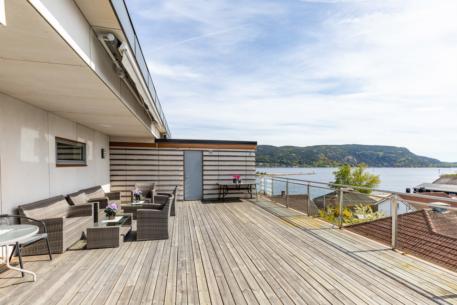 Stor felles terrasse med utsikt over fjorden og omkringliggende natur. Galleribilde