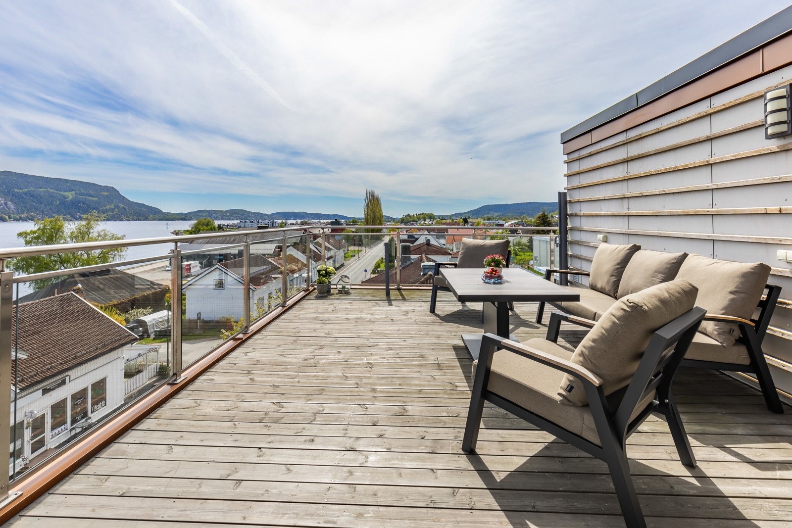 Stor terrasse med flott utsikt over fjorden og nærområdet. Galleribilde