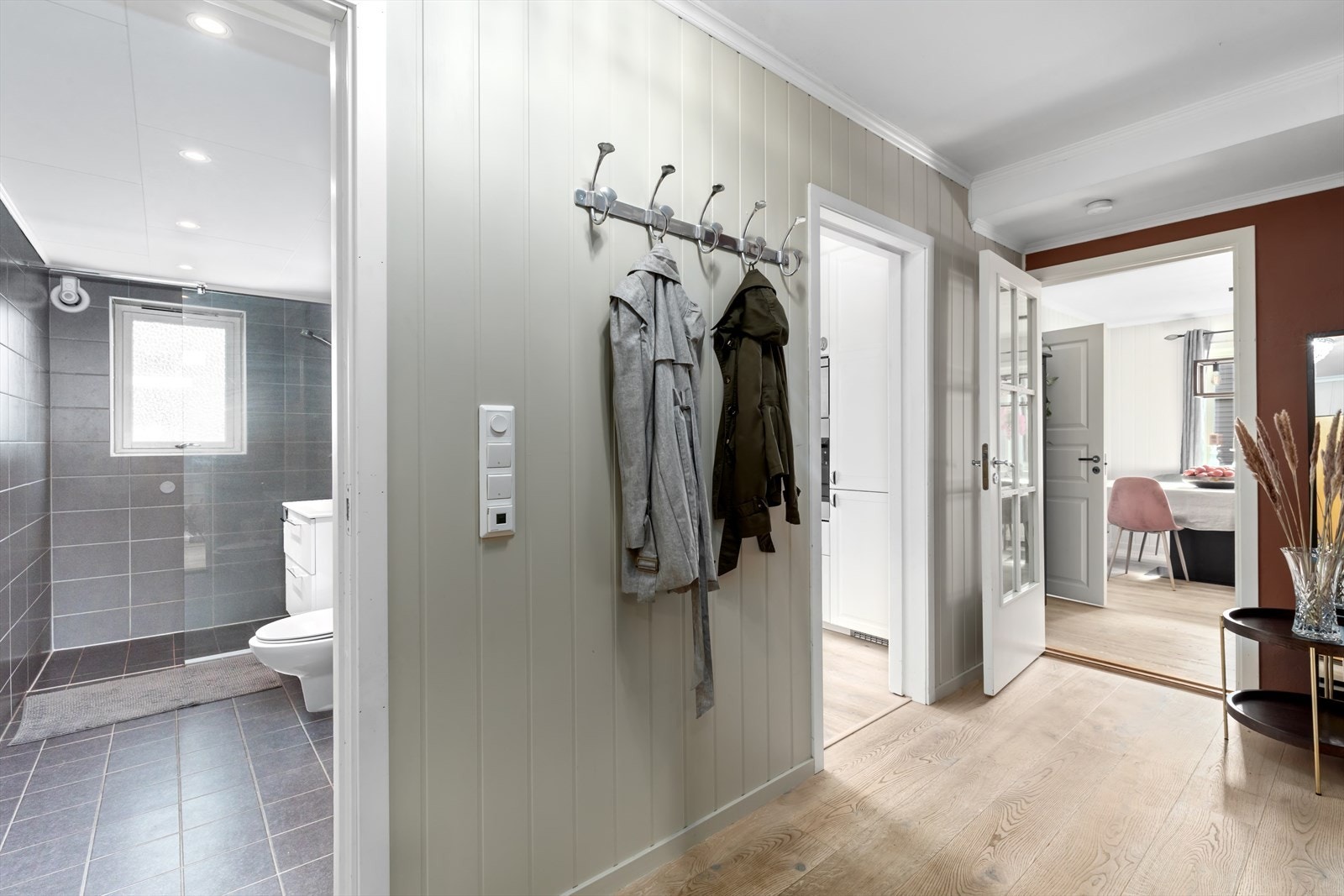 Fra entréen har du tilkomst til bad, kjøkken, stue og soverom. Galleribilde