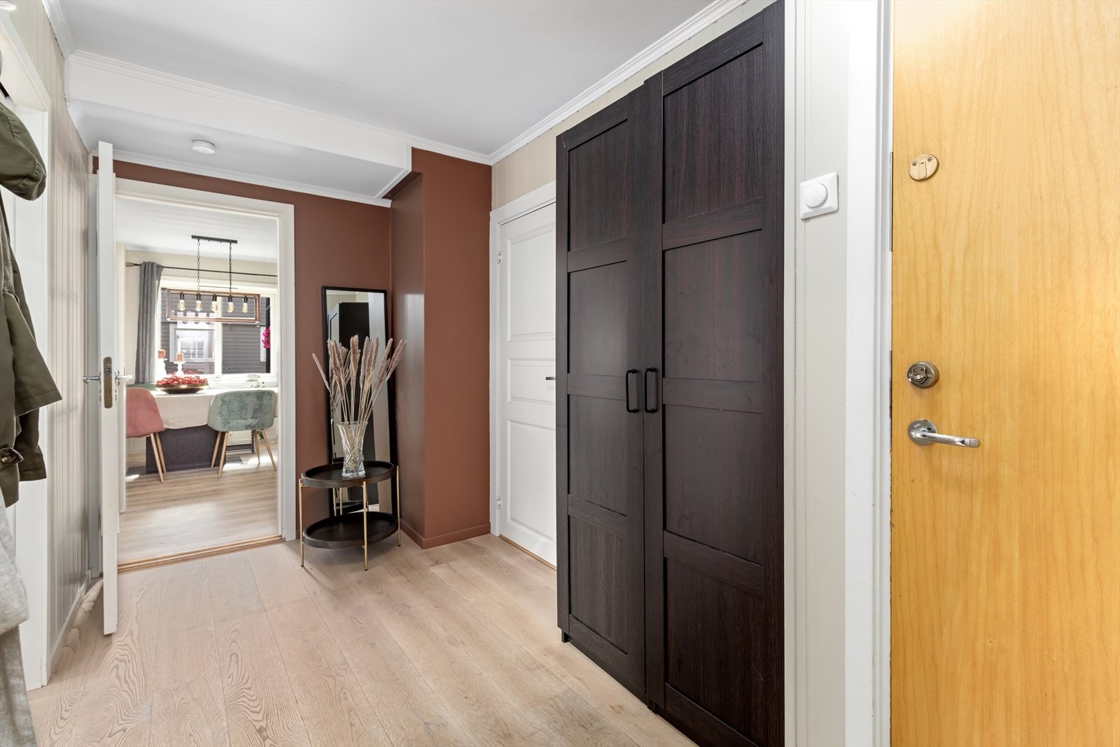 I entréen er det plass til å henge fra seg yttertøy bøde på knagger, og i praktisk garderobeskap. Galleribilde