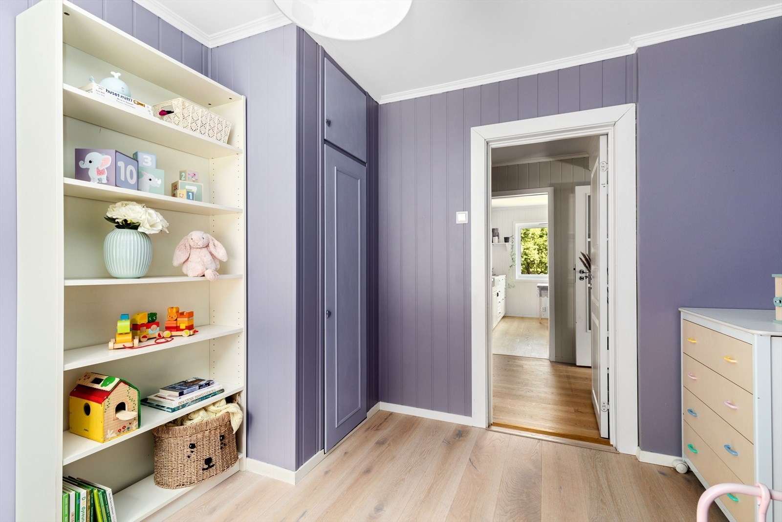 Praktisk integrert garderobeløsning med gode oppbevaringsmuligheter. Galleribilde