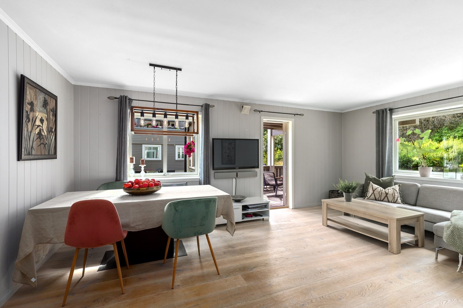 Fra stuen har du utgang til en stor terrasse på hele 16 m2. Galleribilde